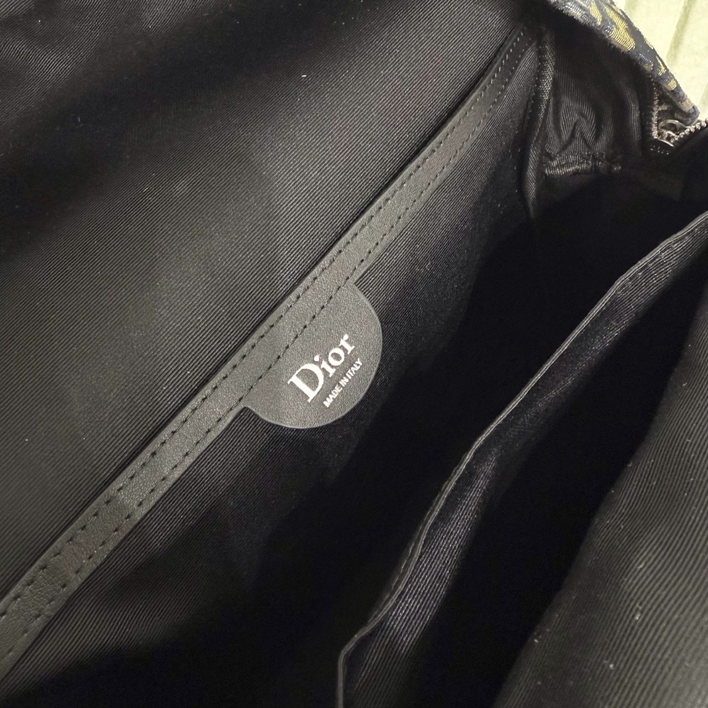 市场最高版本(原单品质)正品打版 【保证进口头层牛皮,拒绝二层皮,拒绝超纤皮】 Dior Jett 拉链双肩背包 米色和 市场最高版本(原单品质)正品打版 【保证进口头层牛皮,拒绝二层皮,拒绝超纤皮】 Dior Jett 拉链双肩背包 米色和