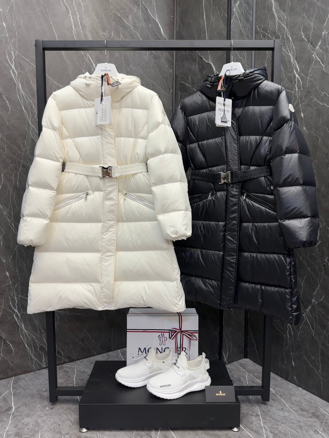 Moncler Bellevue سترة نسائية طويلة منفوخة مع حزام قابل للفصل