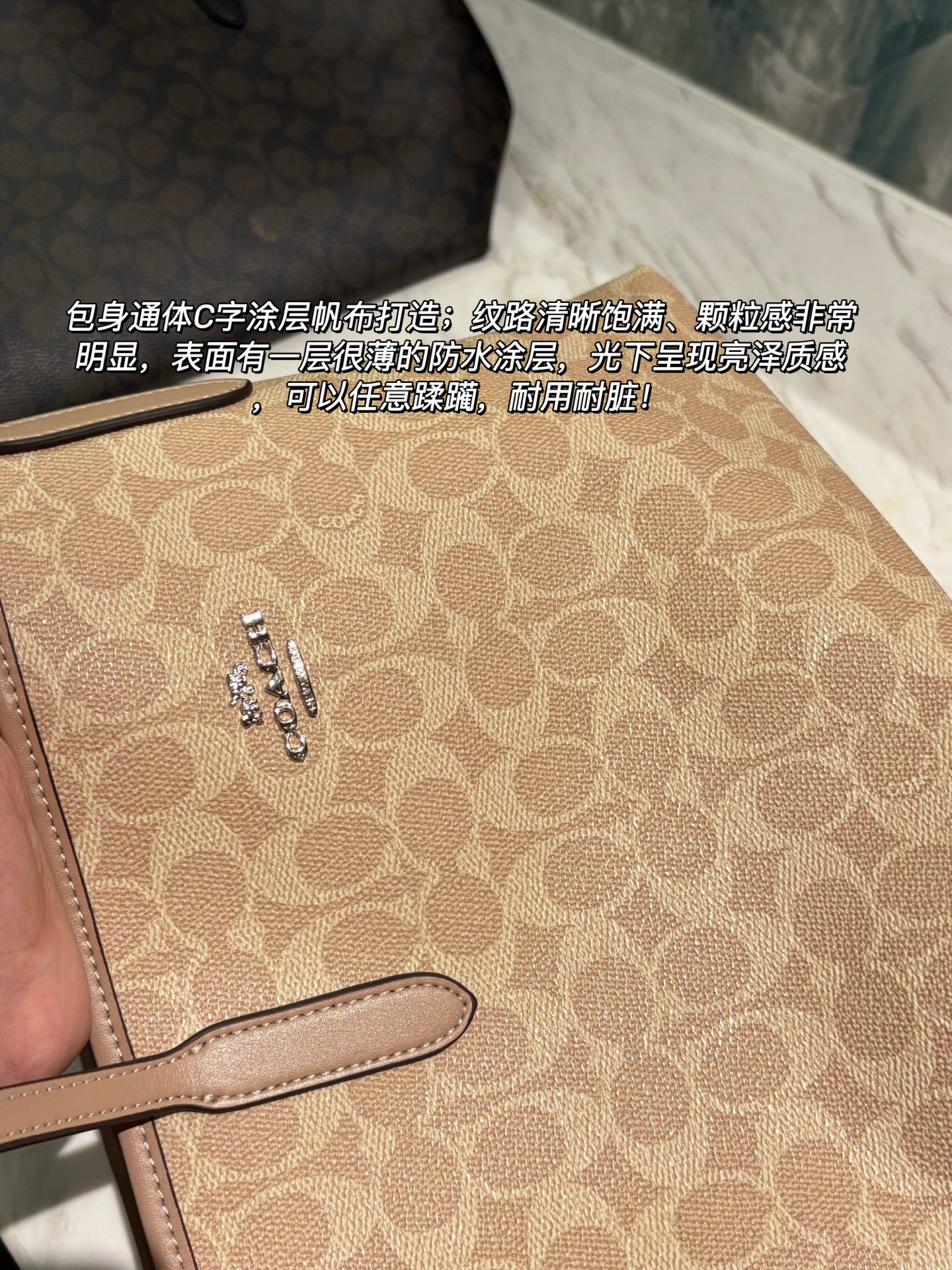 NO:879274,The whole body is made of C-shaped VC coated canvas presbyopia supplied by Tongtai Ke, which is very different from the presbyopia on the market. Combined with the double-sided lamination process, it does not feel like a cardboard shell, but has a very soft and flexible feel, and is supportive and stylish without being stiff!  The presbyopic part is made of flexible and thick material with high durability. The cowhide material used for splicing the mouth of the bag, the hand strap, and the bottom of the bag. The color combination makes you fall in love at first sight!  , trendy department store, cowhide19860909整体采用通体客供C字VC 涂层帆布老花,跟市面上的老花有很大差异,结合双面贴合工艺,不是跟硬纸壳一样的手感,柔韧性很好的柔软手感,支撑有型不硬挺！ 老花部分柔韧厚实的材质耐用程度很高拼接包口、手提带、包底的牛皮材质这色调色调搭配看一眼就爱上！,潮品百货,cowhide,accessory