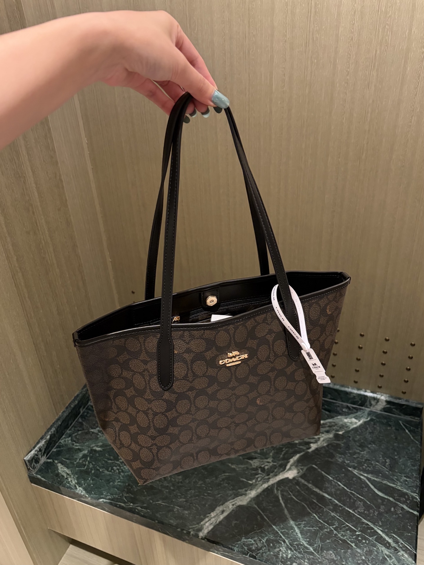 NO:879270,Black coffee color is a rich mocha black coffee color/rich chocolate color. The base color is extremely dark carbon black/dark brown, and the classic presbyopia on top is dark coffee color. The contrast between the two is low and they blend together. The noble color is used to enhance the overall texture of the outfit; casual matching is also very old-fashioned~, Chaopin Department Store19860909黑咖色 一种浓郁的摩卡黑咖色 / 浓巧克力色.底色是极深的炭黑/深棕,上面的经典老花是深咖色,两者对比度低,融为一体. 显贵的颜色用来提升整体穿搭质感;随意搭配也是很老钱的味道～,潮品百货,accessory