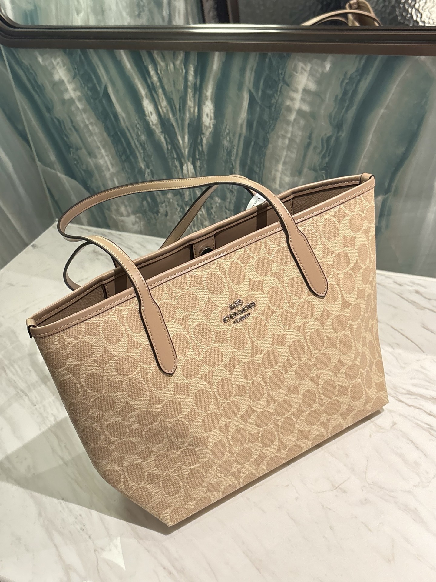 NO:879267,The milk tea color leather edging has the same color texture and atmosphere, and the overall feeling is moist and warm, like a cup of latte art. It has the recognition of a classic presbyopia, but has also shed the old-fashioned baggage, making it more youthful and luxurious. The warm color makes it look very friendly and versatile, and it is the kind of durable color that 'gets more comfortable the more you look at it'. Chaopin Department Store19860909奶茶色 皮革包边是同色系质感与氛围,整体呈现出温润、暖洋洋的感觉,像一杯拉花拿铁.它既有经典老花的辨识度,又褪去了老气的包袱,更显年轻和轻奢. 暖色调让它看起来非常亲和、百搭,属于那种“越看越舒服”的耐看色.,潮品百货,accessory