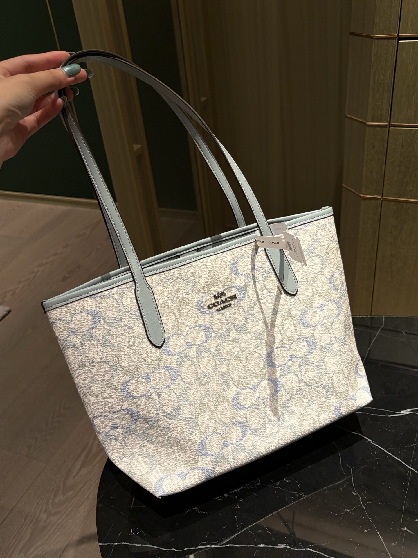 NO:879265,Light blue has a gray-toned blue soft feel. The main body of the bag is a white background + gray-blue presbyopia (C letter) interlaced, embellished with cow leather edges, showing a cool, high-end, and decompressed look. It is very suitable for spring and summer. It has a visual cooling effect, and the upper body looks very clean and tidy., Chaopin Department Store, cowhide19860909浅蓝色 有灰调的蓝色柔和感.包身主体是白底+灰蓝色老花（C字）交错,点缀着牛皮革边缘,呈现出一种清冷、高级、解压的观感. 非常适合春夏,视觉上自带降温效果,背上身显得人非常干净利落.,潮品百货,cowhide,accessory