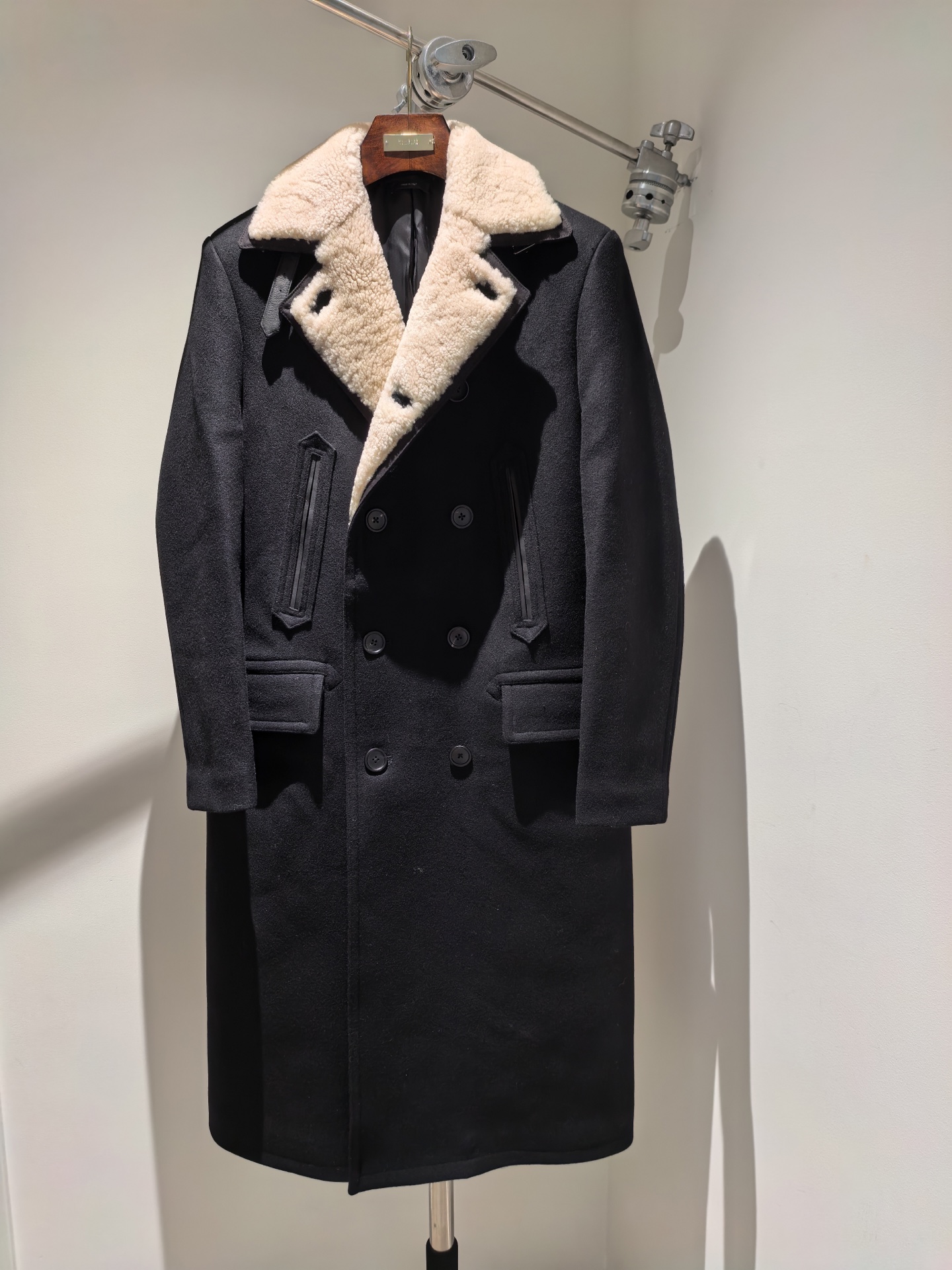 NO:573268,Big new product 2025 TOM FORD latest wool coat with waisted back, big brand classic British style, very old money, collar with shearling fur integrated collar!  TOM FORD classic back collar leather bag!  Equipped with TOM FORD classic logo hardware!  Brand logo engraved buttons!  The whole look shows off the temperament of a famous brand!  Keep warm without sacrificing style!  Items you can’t miss this year 48-54 overweight, tom ford, alexander wang19860909重磅新品2025年TOM FORD最新款羊毛大衣后背收腰大牌经典英伦风很老钱 领子配羊毛皮毛一体领子！TOM FORD经典后领皮袢！配TOM FORD经典logo五金！品牌logo刻字纽扣！整个造型大牌显气质！既保暖又不失风度！今年不能错过的单品 48-54 超重,,tom ford,alexander wang,Men's clothing