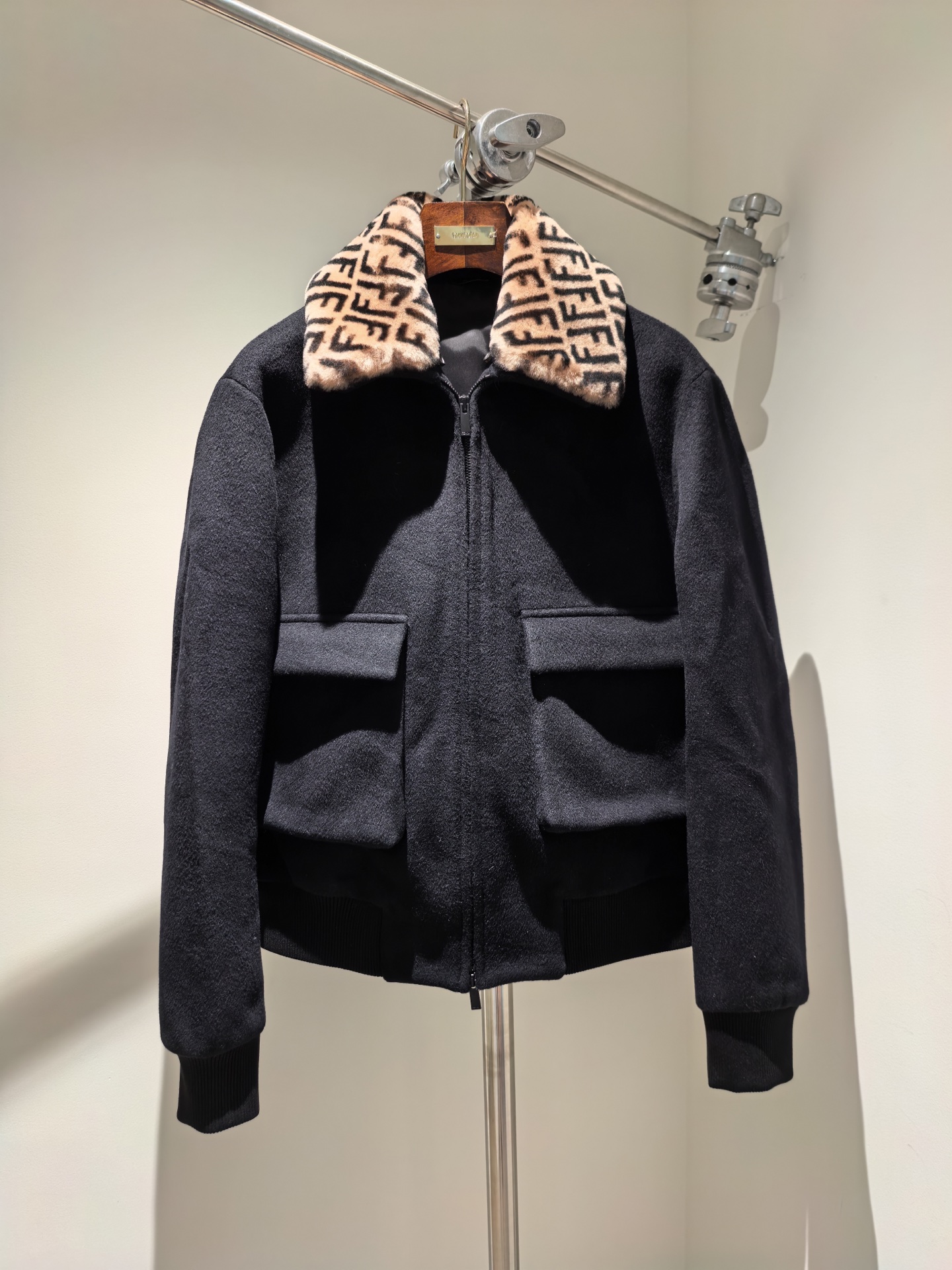 NO:573271,Fendi's new autumn and winter jacket, classic black wool fabric, the collar is all wool, the texture is online. The iconic old flower fur collar has its own luxury brand recognition. The double pocket design is practical and cool, and the neat tailoring is suitable for various scenes. Wear it in autumn and winter, and you can easily handle high-end fashion, making you stand out in street and fashion occasions~ 48-54,,fendi,jackets & coats,alexander wang19860909Fendi 秋冬新品夹克,经典黑色羊毛面料,领子是全羊毛,质感在线 .标志性老花毛领,自带奢牌辨识度 双口袋设计实用又添酷感,利落剪裁适配多元场景,秋冬穿它,轻松拿捏高级时髦,让你在街头与时尚场合都脱颖而出~ 48-54,,fendi,jackets & coats,alexander wang,Men's clothing