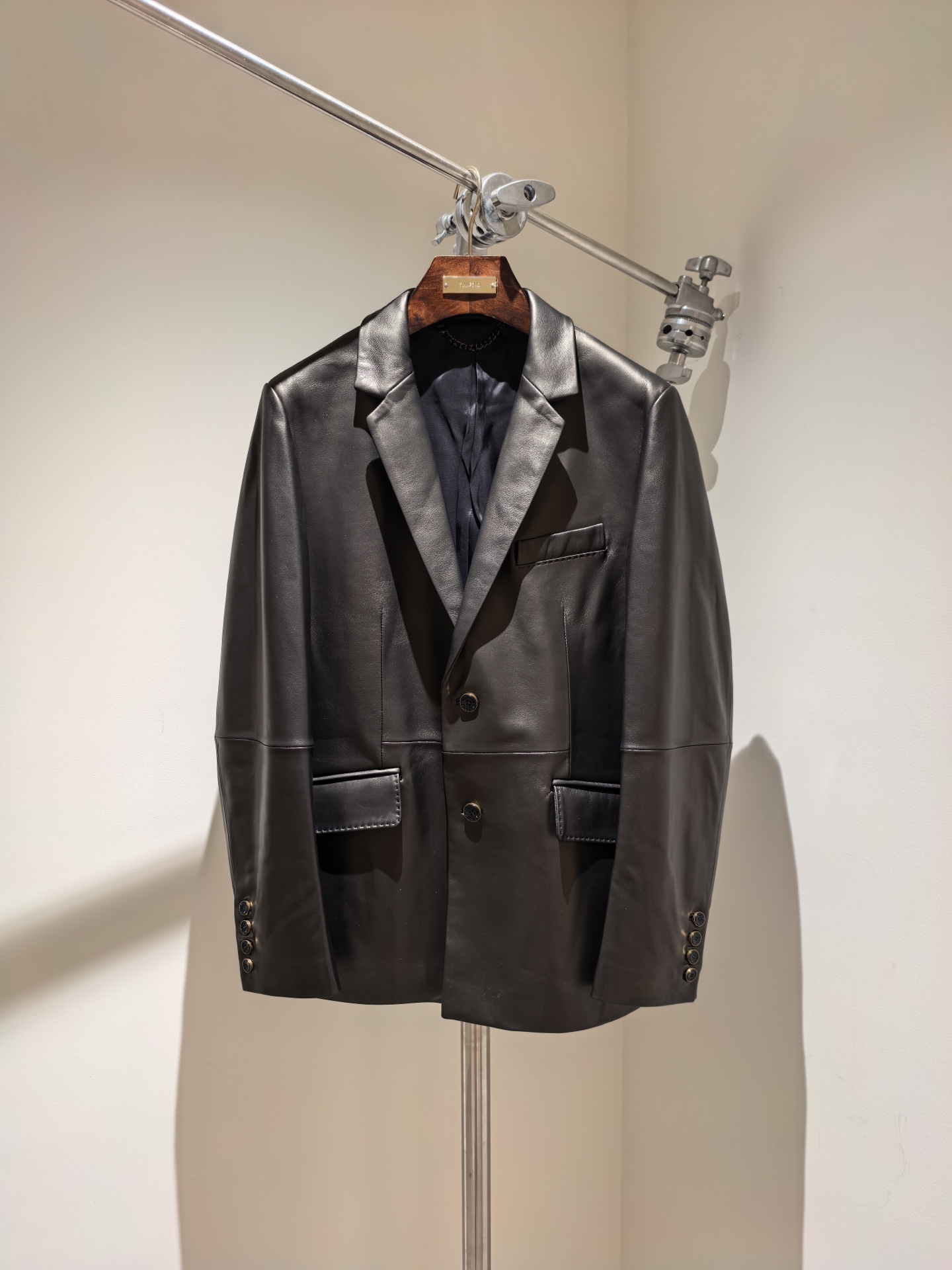 NO:676312,Donkey LV 2025 autumn and winter new leather suit, full of texture. Lambskin imported from Spain is as delicate as silk. Every inch of the texture hides a sense of luxury. The crisp tailoring outlines a neat style. Wearing it is a walking business card. It has a full business aura and a casual tone. LV has a good grasp of 'luxury texture'. Wear it and let the texture become your label~ 48-56,, louis vuitton, louis  vuitton,sheepskin,Top Customize119860909驴 LV 2025秋冬新款真皮西服,质感拉满 西班牙进口小羊皮 细腻如丝,每一寸纹理都藏着高级感,挺括剪裁勾勒利落型格,穿上就是行走的质感名片,商务场气场全开,休闲时腔调在线,LV 把“奢华质感” 狠狠拿捏,穿它,让质感成为你的标签~ 48-56,,louis vuitton,louis vuitton,sheepskin,Top Customize1,Men's clothing