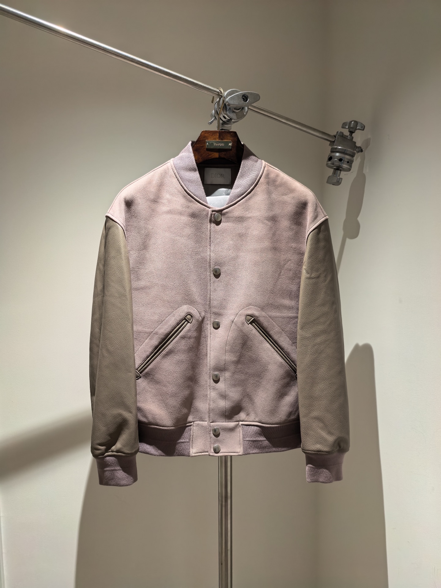 NO:573256,Encounter Dior and unlock the new trend of autumn and winter baseball leather jackets. In the long journey of fashion, Dior has always been the dazzling beacon, leading countless people's yearning for beauty. When the first cold wind of autumn and winter blows, Dior's new autumn and winter baseball leather jackets are born in time, becoming the most exciting fashion item in this season.  The material is the finest sheepskin, and you can enjoy luxurious texture. This leather jacket is made of top-grade sheepskin material, which is delicate and soft. It has its own natural luster that shines in the sun. Every time you touch it, you can feel the ultimate luxury from Dior. The loose version is free and casual, breaking the traditional constraints, Dior   Redefine the baseball jacket with a loose fit. It cleverly accommodates various body shapes. Whether you are a tall sportsman or a gentleman with a plump figure, you can find your own fashion attitude in this leather jacket. Wearing it, you can move freely and casually, allowing you to express yourself without any burden in the autumn and winter. The details on the back are ingenious, and the confession of friendship turns around. 'Dior for my real friends' on the back  The embroidered words come into view, which is not only a romantic expression of the brand, but also an emotional transmission. It seems to tell the world that this Dior leather jacket is a precious gift for a close friend and yourself, showing unique taste and sincere friendship.   Versatile holy item, fashion is boundless. Whether paired with a simple white T and jeans to create a casual street style; or paired with a delicate shirt and slim trousers to create an urban elite style, Dior's new autumn and winter baseball leather jacket can be easily worn. It is your right partner on the fashion road, allowing you to become the focus in any occasion. 48-56,, dior, jeans, jackets & coats, shirts, sheepskin, alexander wang19860909邂逅Dior,解锁秋冬棒球皮夹克新潮流 在时尚的漫漫征途里,Dior 始终是那盏耀眼的启明灯,引领着无数人对美的向往.当秋冬的第一缕寒风轻拂,Dior 秋冬新款棒球皮夹克应时而生,成为这个季节里最令人心动的时尚单品. 材质至臻羊皮,奢享质感这款皮夹克甄选顶级羊皮材质,细腻柔软,它自带的天然光泽,在阳光下熠熠生辉,每一次触摸,都能感受来自 Dior 的极致奢华. 版型宽松版型,自在随性打破传统束缚,Dior 以宽松版型重新定义棒球夹克.它巧妙地包容各种身形,无论是身材高挑的型男,还是身材较为丰满的绅士,都能在这件皮夹克中找到属于自己的时尚态度.穿上它,行动自如,自在随性,让你在秋冬季节毫无负担地展现自我. 细节后背巧思,情谊告白转过身,背后 “Dior for my real friends” 的刺绣字样映入眼帘,这不仅是品牌的浪漫表达,更是一种情感的传递.仿佛在告诉全世界,这件 Dior 皮夹克是送给挚友与自己的珍贵礼物,彰显独特品味与真挚情谊. 百搭圣品,时尚无界无论是搭配简约的白T与牛仔裤,营造休闲街头风；还是内搭精致衬衫,再配上修身西裤,打造都市精英范,Dior 秋冬新款棒球皮夹克都能轻松驾驭.它是你时尚路上的得力伙伴,让你在任何场合都能成为焦点. 48-56,,dior,jeans,jackets & coats,shirts,sheepskin,alexander wang,Men's clothing