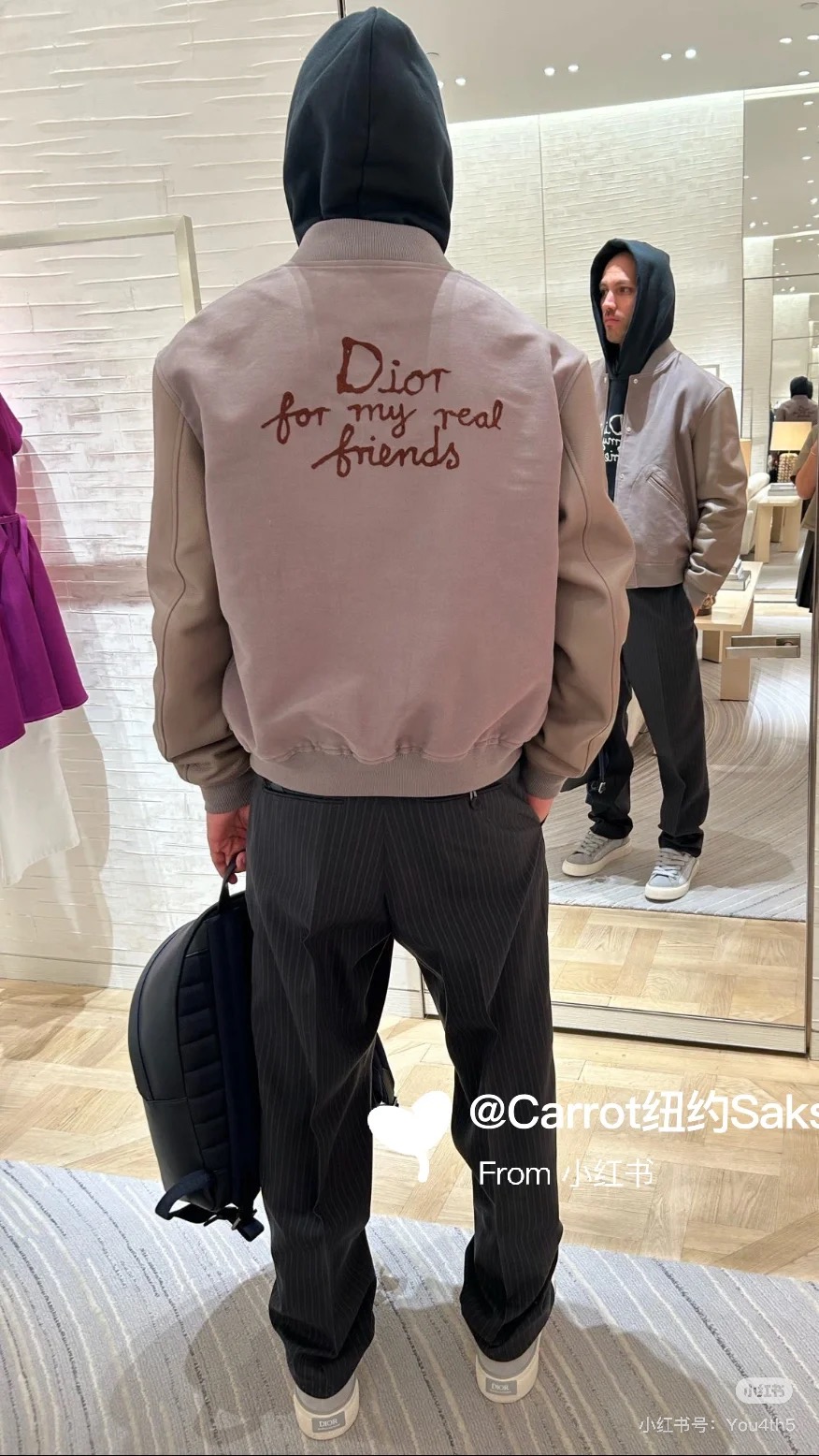 NO:573259,Encounter Dior and unlock the new trend of autumn and winter baseball leather jackets. In the long journey of fashion, Dior has always been the dazzling beacon, leading countless people's yearning for beauty. When the first cold wind of autumn and winter blows, Dior's new autumn and winter baseball leather jackets are born in time, becoming the most exciting fashion item in this season.  The material is the finest sheepskin, and you can enjoy luxurious texture. This leather jacket is made of top-grade sheepskin material, which is delicate and soft. It has its own natural luster that shines in the sun. Every time you touch it, you can feel the ultimate luxury from Dior. The loose version is free and casual, breaking the traditional constraints, Dior   Redefine the baseball jacket with a loose fit. It cleverly accommodates various body shapes. Whether you are a tall sportsman or a gentleman with a plump figure, you can find your own fashion attitude in this leather jacket. Wearing it, you can move freely and casually, allowing you to express yourself without any burden in the autumn and winter. The details on the back are ingenious, and the confession of friendship turns around. 'Dior for my real friends' on the back  The embroidered words come into view, which is not only a romantic expression of the brand, but also an emotional transmission. It seems to tell the world that this Dior leather jacket is a precious gift for a close friend and yourself, showing unique taste and sincere friendship.   Versatile holy item, fashion is boundless. Whether paired with a simple white T and jeans to create a casual street style; or paired with a delicate shirt and slim trousers to create an urban elite style, Dior's new autumn and winter baseball leather jacket can be easily worn. It is your right partner on the fashion road, allowing you to become the focus in any occasion. 48-56,, dior, jeans, jackets & coats, shirts, sheepskin, alexander wang19860909邂逅Dior,解锁秋冬棒球皮夹克新潮流 在时尚的漫漫征途里,Dior 始终是那盏耀眼的启明灯,引领着无数人对美的向往.当秋冬的第一缕寒风轻拂,Dior 秋冬新款棒球皮夹克应时而生,成为这个季节里最令人心动的时尚单品. 材质至臻羊皮,奢享质感这款皮夹克甄选顶级羊皮材质,细腻柔软,它自带的天然光泽,在阳光下熠熠生辉,每一次触摸,都能感受来自 Dior 的极致奢华. 版型宽松版型,自在随性打破传统束缚,Dior 以宽松版型重新定义棒球夹克.它巧妙地包容各种身形,无论是身材高挑的型男,还是身材较为丰满的绅士,都能在这件皮夹克中找到属于自己的时尚态度.穿上它,行动自如,自在随性,让你在秋冬季节毫无负担地展现自我. 细节后背巧思,情谊告白转过身,背后 “Dior for my real friends” 的刺绣字样映入眼帘,这不仅是品牌的浪漫表达,更是一种情感的传递.仿佛在告诉全世界,这件 Dior 皮夹克是送给挚友与自己的珍贵礼物,彰显独特品味与真挚情谊. 百搭圣品,时尚无界无论是搭配简约的白T与牛仔裤,营造休闲街头风；还是内搭精致衬衫,再配上修身西裤,打造都市精英范,Dior 秋冬新款棒球皮夹克都能轻松驾驭.它是你时尚路上的得力伙伴,让你在任何场合都能成为焦点. 48-56,,dior,jeans,jackets & coats,shirts,sheepskin,alexander wang,Men's clothing