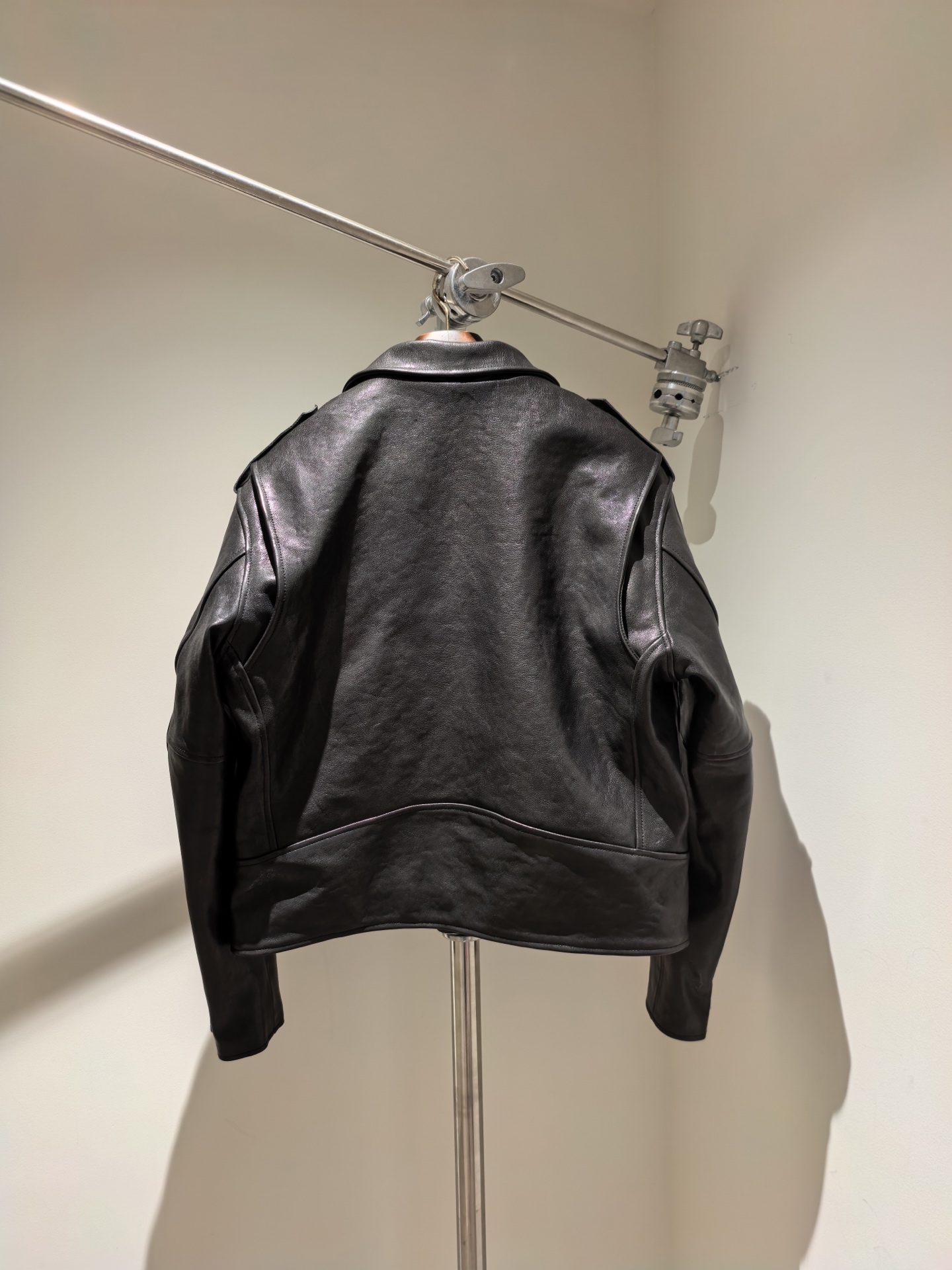 p1880 🆕Enfants Riches Deprimes YB 复刻顶级版
来自 ERD 忧郁的富二代 23FW 的 ROSE BUCKLE MOTO JACKET 机车皮衣 官网为数不多售罄的几款单品之一,自然有一定的原因!超火爆 潮人必入系列吧!
短款机车皮衣,袖子和肩膀部分比较阔,衣长较短,不修身,属于短宽型,皮料为植鞣羔羊皮 质感无敌 整件衣服净重大概 2kg,其五金也是这件衣服最大的亮点之一,可以媲美克罗心
我们购入原版开模,全身共 7 条开模定制的 Riri m8 拉链,6 个开模订制 logo 按扣,4 个品牌标志玫瑰搭扣,单个搭扣大概价值就几千吧,质感真的很棒,整件衣服很 Hedi 风,适合搭配 Cowboy,western,它可能不是你最喜欢的,但是实在挑不出什么缺点!
48-56