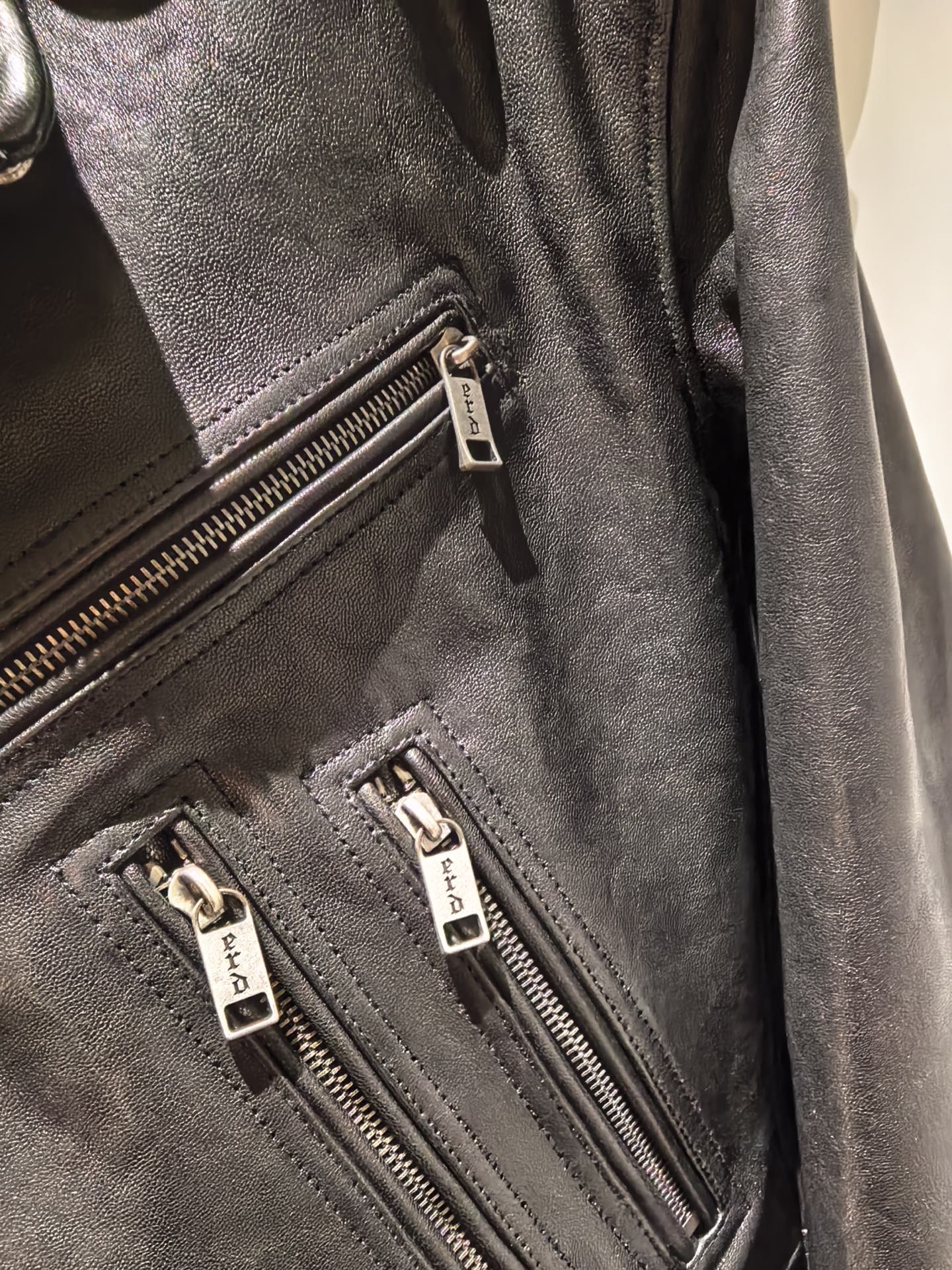 p1880 🆕Enfants Riches Deprimes YB 复刻顶级版
来自 ERD 忧郁的富二代 23FW 的 ROSE BUCKLE MOTO JACKET 机车皮衣 官网为数不多售罄的几款单品之一,自然有一定的原因!超火爆 潮人必入系列吧!
短款机车皮衣,袖子和肩膀部分比较阔,衣长较短,不修身,属于短宽型,皮料为植鞣羔羊皮 质感无敌 整件衣服净重大概 2kg,其五金也是这件衣服最大的亮点之一,可以媲美克罗心
我们购入原版开模,全身共 7 条开模定制的 Riri m8 拉链,6 个开模订制 logo 按扣,4 个品牌标志玫瑰搭扣,单个搭扣大概价值就几千吧,质感真的很棒,整件衣服很 Hedi 风,适合搭配 Cowboy,western,它可能不是你最喜欢的,但是实在挑不出什么缺点!
48-56