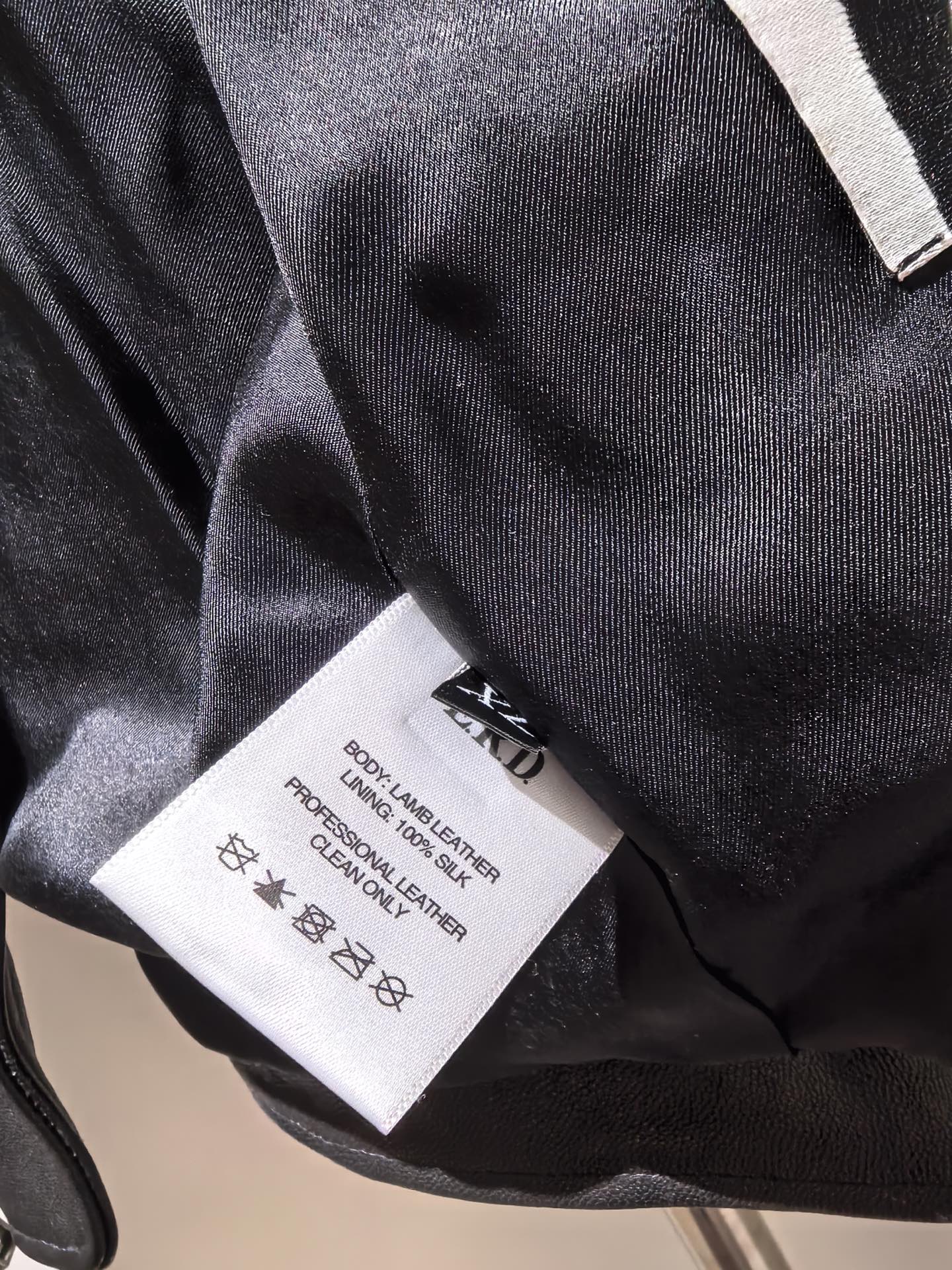 p1880 🆕Enfants Riches Deprimes YB 复刻顶级版
来自 ERD 忧郁的富二代 23FW 的 ROSE BUCKLE MOTO JACKET 机车皮衣 官网为数不多售罄的几款单品之一,自然有一定的原因!超火爆 潮人必入系列吧!
短款机车皮衣,袖子和肩膀部分比较阔,衣长较短,不修身,属于短宽型,皮料为植鞣羔羊皮 质感无敌 整件衣服净重大概 2kg,其五金也是这件衣服最大的亮点之一,可以媲美克罗心
我们购入原版开模,全身共 7 条开模定制的 Riri m8 拉链,6 个开模订制 logo 按扣,4 个品牌标志玫瑰搭扣,单个搭扣大概价值就几千吧,质感真的很棒,整件衣服很 Hedi 风,适合搭配 Cowboy,western,它可能不是你最喜欢的,但是实在挑不出什么缺点!
48-56