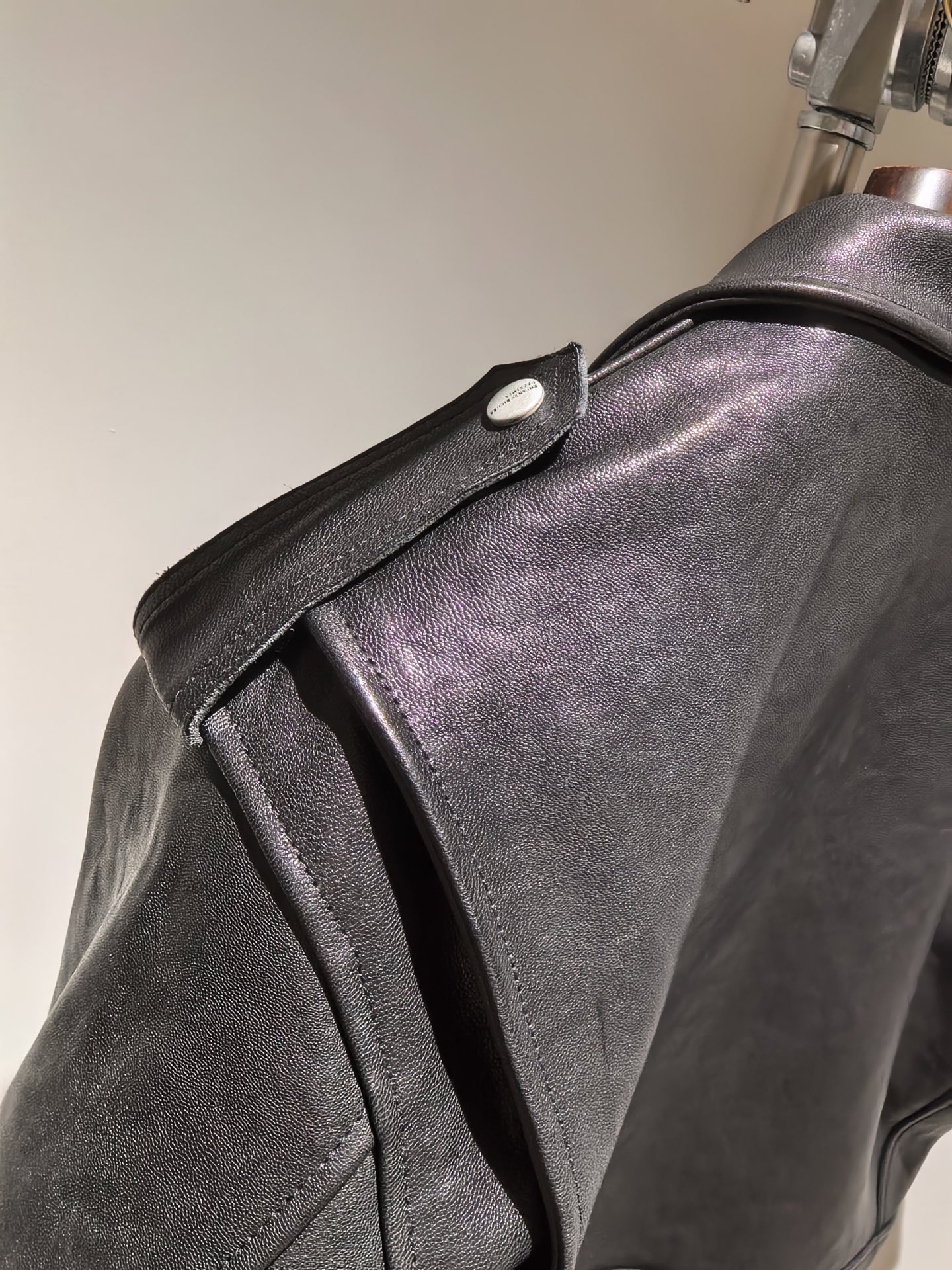 p1880 🆕Enfants Riches Deprimes YB 复刻顶级版
来自 ERD 忧郁的富二代 23FW 的 ROSE BUCKLE MOTO JACKET 机车皮衣 官网为数不多售罄的几款单品之一,自然有一定的原因!超火爆 潮人必入系列吧!
短款机车皮衣,袖子和肩膀部分比较阔,衣长较短,不修身,属于短宽型,皮料为植鞣羔羊皮 质感无敌 整件衣服净重大概 2kg,其五金也是这件衣服最大的亮点之一,可以媲美克罗心
我们购入原版开模,全身共 7 条开模定制的 Riri m8 拉链,6 个开模订制 logo 按扣,4 个品牌标志玫瑰搭扣,单个搭扣大概价值就几千吧,质感真的很棒,整件衣服很 Hedi 风,适合搭配 Cowboy,western,它可能不是你最喜欢的,但是实在挑不出什么缺点!
48-56