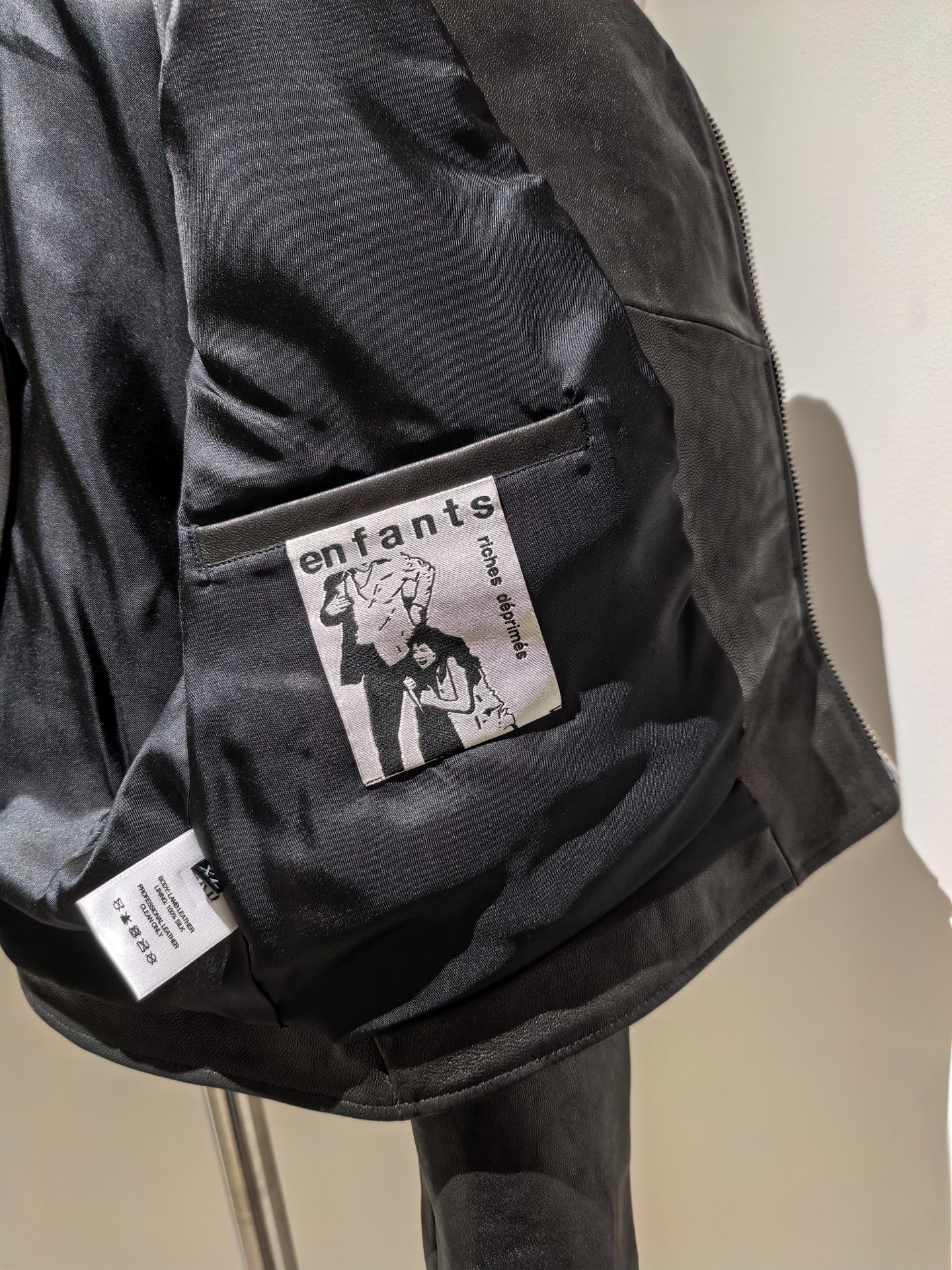 p1880 🆕Enfants Riches Deprimes YB 复刻顶级版
来自 ERD 忧郁的富二代 23FW 的 ROSE BUCKLE MOTO JACKET 机车皮衣 官网为数不多售罄的几款单品之一,自然有一定的原因!超火爆 潮人必入系列吧!
短款机车皮衣,袖子和肩膀部分比较阔,衣长较短,不修身,属于短宽型,皮料为植鞣羔羊皮 质感无敌 整件衣服净重大概 2kg,其五金也是这件衣服最大的亮点之一,可以媲美克罗心
我们购入原版开模,全身共 7 条开模定制的 Riri m8 拉链,6 个开模订制 logo 按扣,4 个品牌标志玫瑰搭扣,单个搭扣大概价值就几千吧,质感真的很棒,整件衣服很 Hedi 风,适合搭配 Cowboy,western,它可能不是你最喜欢的,但是实在挑不出什么缺点!
48-56