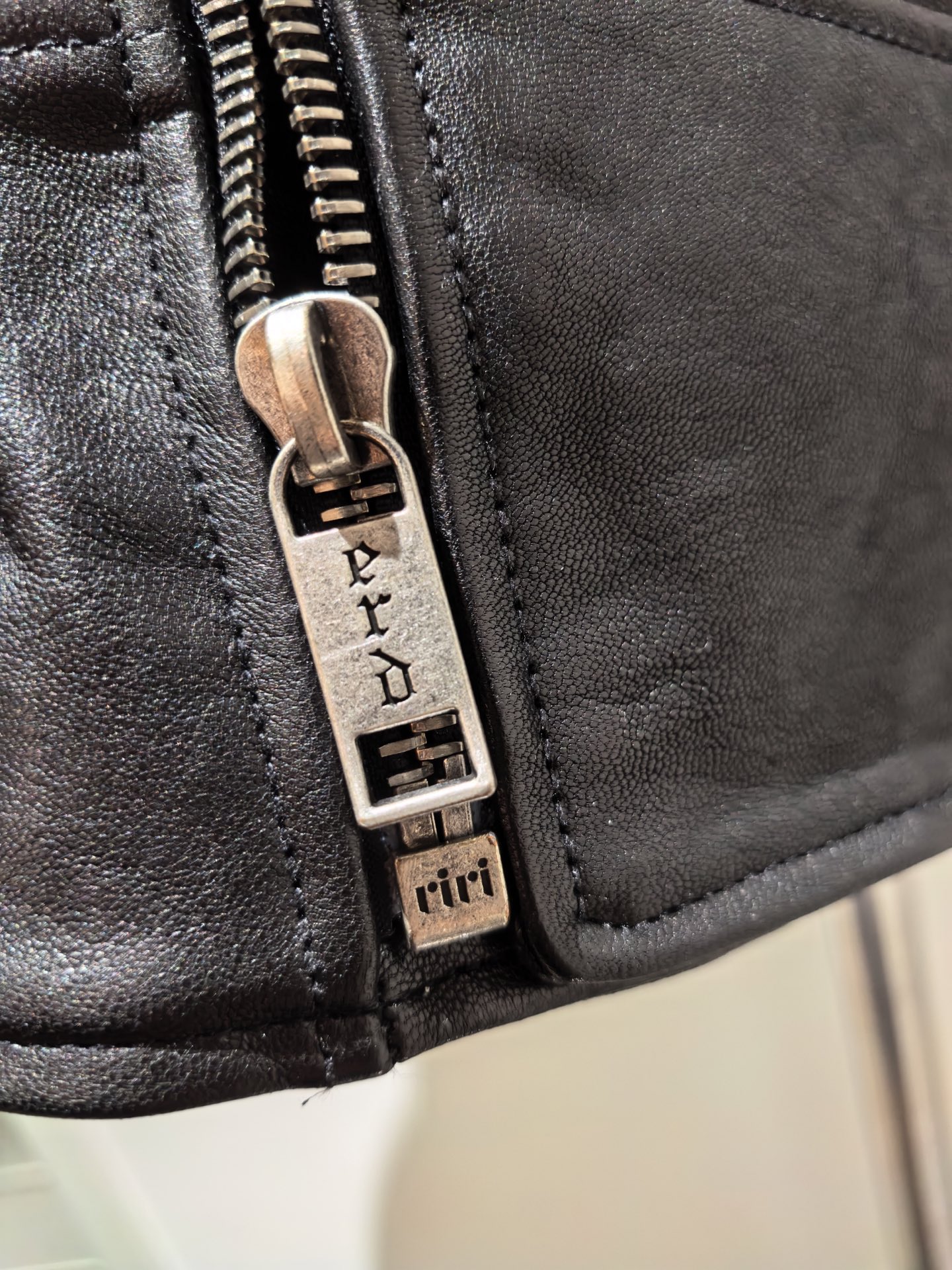 p1880 🆕Enfants Riches Deprimes YB 复刻顶级版
来自 ERD 忧郁的富二代 23FW 的 ROSE BUCKLE MOTO JACKET 机车皮衣 官网为数不多售罄的几款单品之一,自然有一定的原因!超火爆 潮人必入系列吧!
短款机车皮衣,袖子和肩膀部分比较阔,衣长较短,不修身,属于短宽型,皮料为植鞣羔羊皮 质感无敌 整件衣服净重大概 2kg,其五金也是这件衣服最大的亮点之一,可以媲美克罗心
我们购入原版开模,全身共 7 条开模定制的 Riri m8 拉链,6 个开模订制 logo 按扣,4 个品牌标志玫瑰搭扣,单个搭扣大概价值就几千吧,质感真的很棒,整件衣服很 Hedi 风,适合搭配 Cowboy,western,它可能不是你最喜欢的,但是实在挑不出什么缺点!
48-56