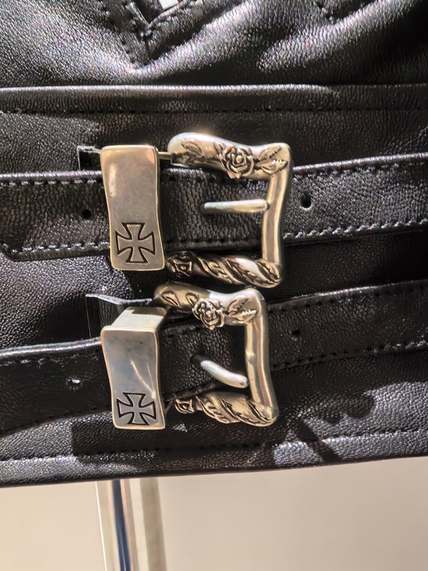 p1880 🆕Enfants Riches Deprimes YB 复刻顶级版
来自 ERD 忧郁的富二代 23FW 的 ROSE BUCKLE MOTO JACKET 机车皮衣 官网为数不多售罄的几款单品之一,自然有一定的原因!超火爆 潮人必入系列吧!
短款机车皮衣,袖子和肩膀部分比较阔,衣长较短,不修身,属于短宽型,皮料为植鞣羔羊皮 质感无敌 整件衣服净重大概 2kg,其五金也是这件衣服最大的亮点之一,可以媲美克罗心
我们购入原版开模,全身共 7 条开模定制的 Riri m8 拉链,6 个开模订制 logo 按扣,4 个品牌标志玫瑰搭扣,单个搭扣大概价值就几千吧,质感真的很棒,整件衣服很 Hedi 风,适合搭配 Cowboy,western,它可能不是你最喜欢的,但是实在挑不出什么缺点!
48-56