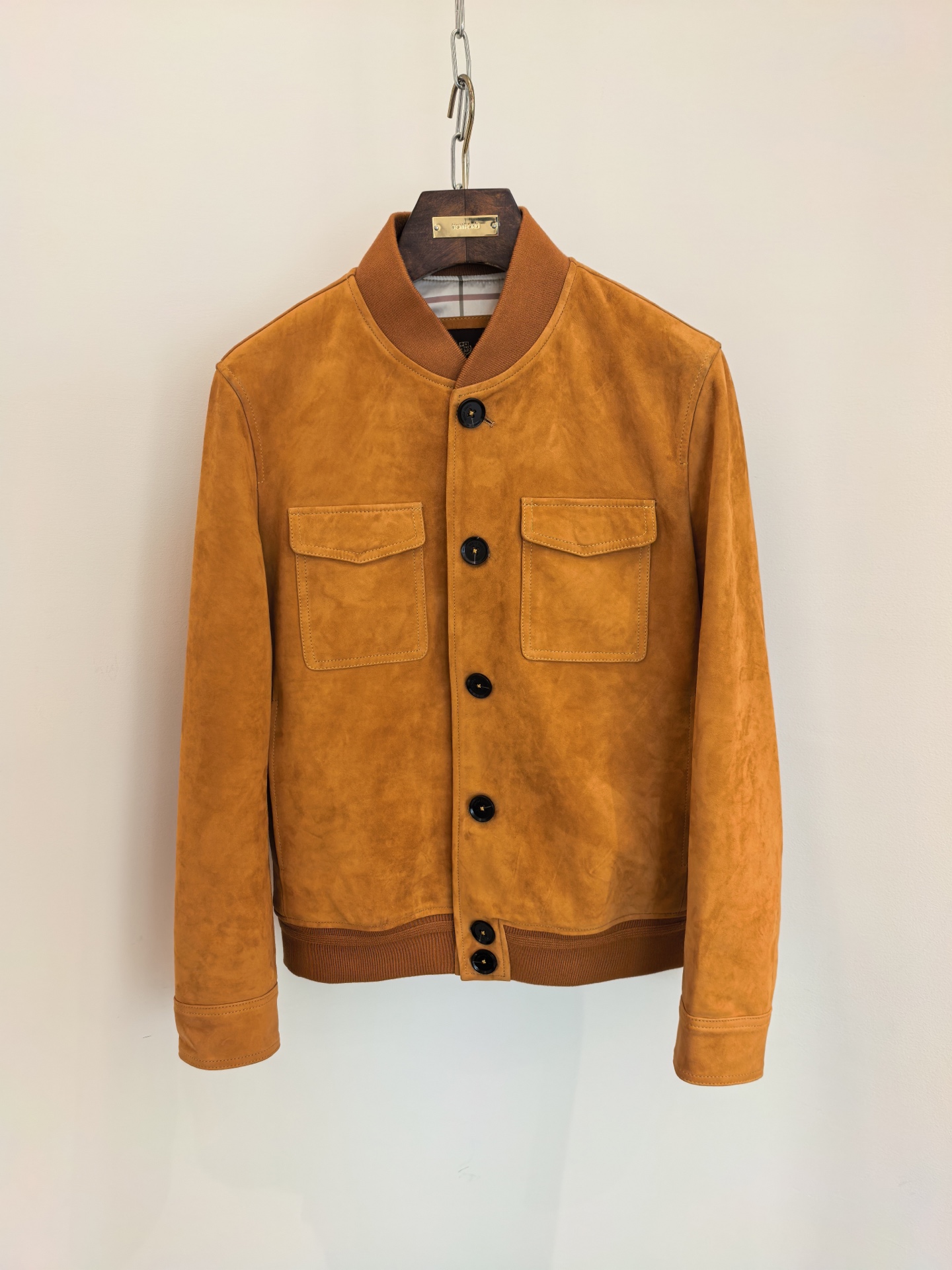 NO:675196,Loro Piana Autumn and Winter Leather Jackets, a New Chapter of Texture in the Old Money Wardrobe In an old money style wardrobe, a Italian luxury brand Loro Piana autumn and winter leather jacket is a silent comment on texture and taste.  Selected high-quality suede leather has a warm luster and delicate touch, just like the elegant texture accumulated over time. The light touch shows the persistence of high-end materials. The baseball collar design combines classic and casual, with neat lines outlining a calm posture. The multi-pocket layout hides practical ingenuity, without deliberately showing off, but showing exquisiteness everywhere.  Paired with simple white trousers, it is suitable for scenes such as strolling in the manor and meeting friends in a private residence. It transforms the low-key luxury of the old money style into daily calmness and ease, so that every time you wear it, it is a continuation of heritage and style. 48-56,,loro piana,leather jacket,chamois leather,Top Customize119860909Loro Piana 秋冬皮衣,老钱衣橱的质感新章 在老钱风格的衣橱里,一件 意大利豪奢品牌 Loro Piana 秋冬皮衣,是对质感与品味的无声注解. 精选上乘麂皮,自带温润光泽与细腻触感,如同岁月沉淀的优雅肌理,轻触间,是对高端材质的执着.棒球领设计融合经典与休闲,利落线条勾勒从容姿态,多口袋布局藏着实用巧思,不刻意张扬,却处处显精致. 搭配简约白裤,适配庄园漫步、私邸会友等场景,将老钱式的低调奢华,穿成日常里的从容自在,让每一次着身,都是传承与格调的延续 . 48-56,,loro piana,leather jacket,chamois leather,Top Customize1,Men's clothing