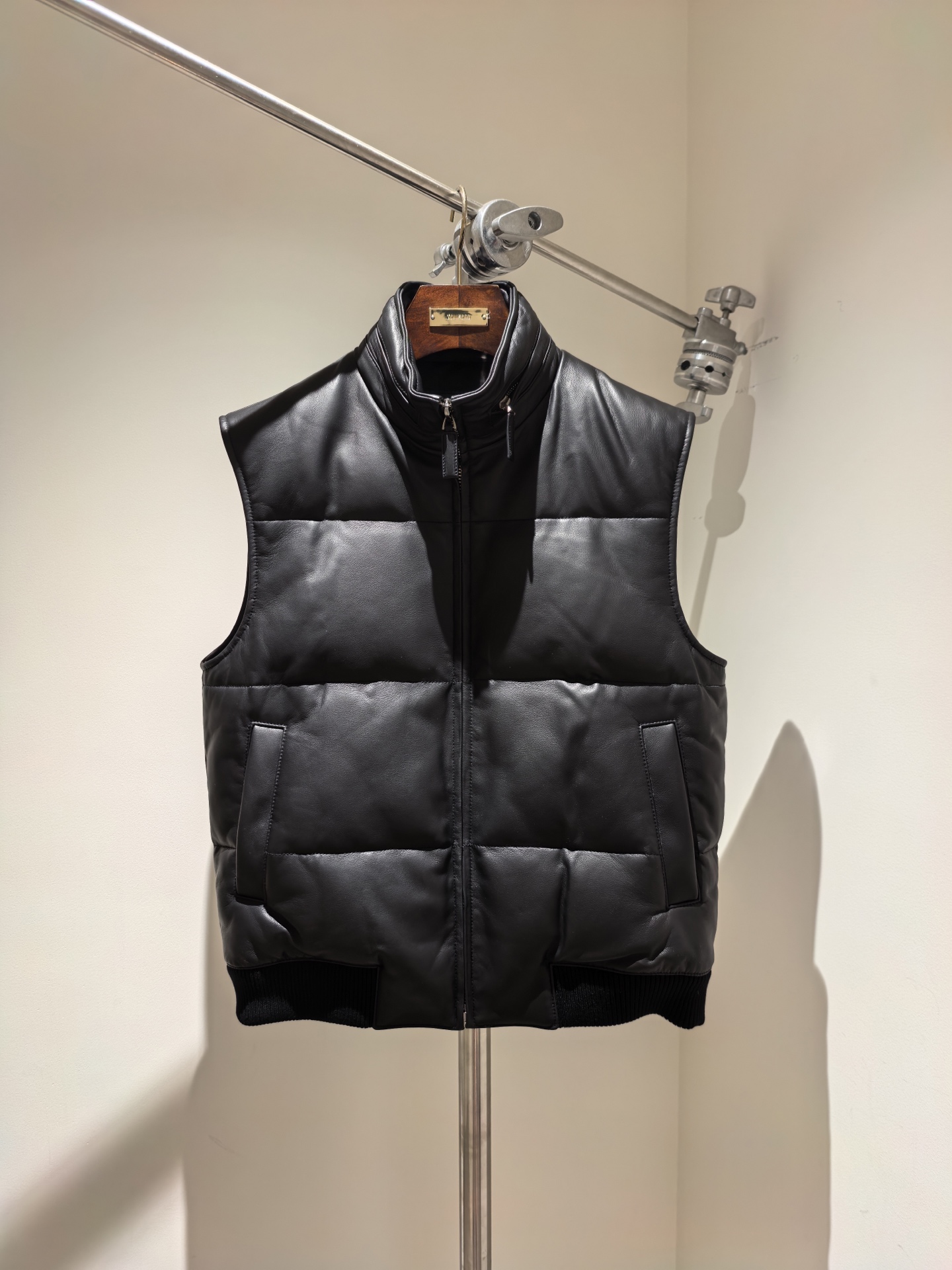 NO:674652,Prada leather down vest,,prada,down jacket,Top Customize119860909Prada 皮羽绒马甲,,prada,down jacket,Top Customize1,Men's clothing