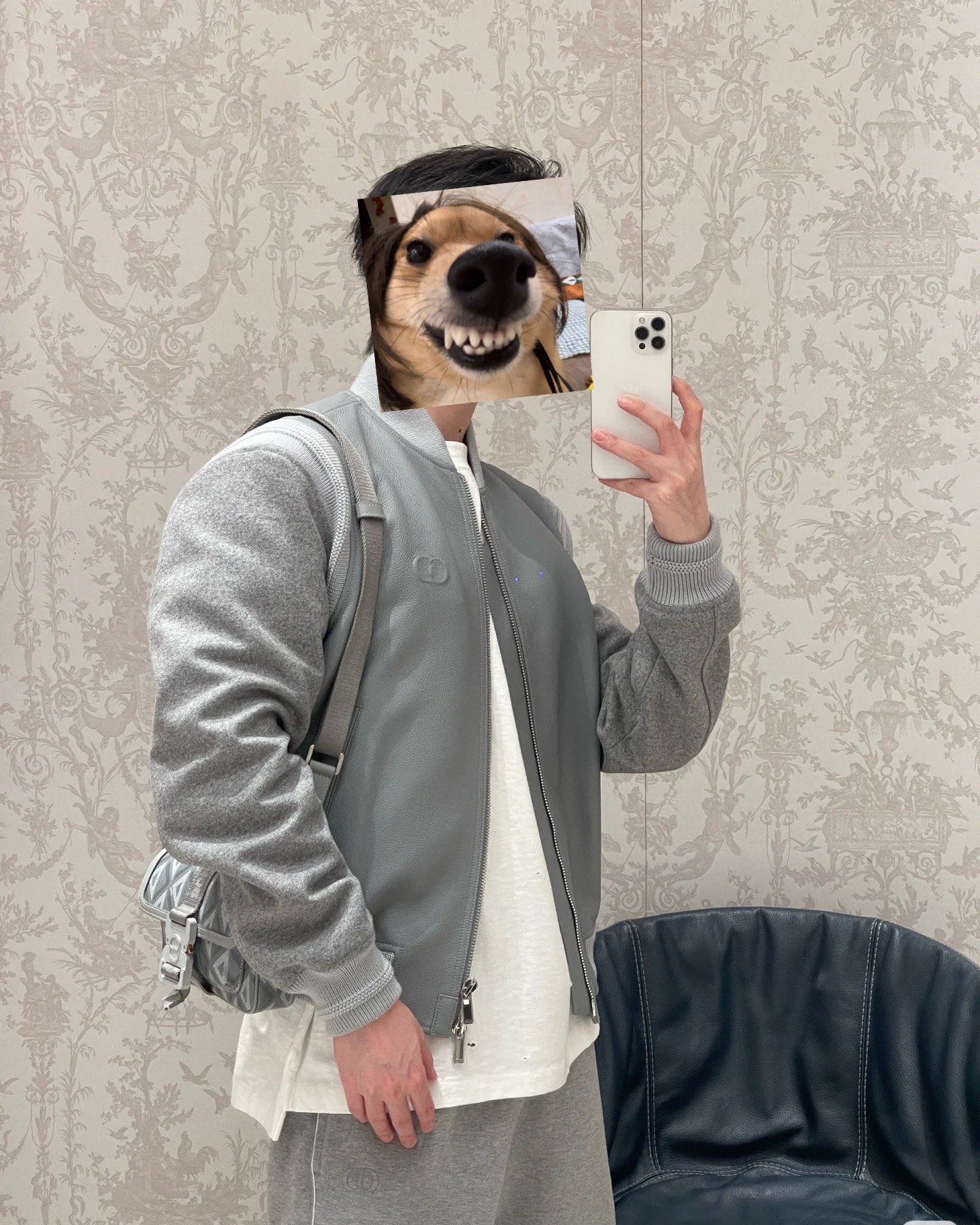 NO:573243,Dior's new autumn and winter styles are in stock | Cow leather and wool baseball jacket, a new definition of fashion. Buy it from YB and create Dior's new autumn and winter styles. Cowhide and wool collide to create a unique baseball jacket!  Classic baseball uniform style, neat and fashionable. The cowhide texture is crisp, the wool is delicate and skin-friendly, the splicing design breaks the rules, and the details are all high-end taste~ Whether it is paired with jeans for casual street style, or with a skirt for mix-and-match, you can easily style it. It must have a place in your autumn and winter wardrobe. When you wear it, you will turn heads immediately. 48-56,, dior, skirts, jeans, jackets & coats, cowhide, alexander wang19860909现货出 Dior 秋冬新款 | 牛皮拼羊毛棒球外套,时髦新定义 YB 购入打造 Dior 秋冬新款来袭 牛皮与羊毛碰撞,打造独特棒球外套！ 经典棒球服型,利落又藏不住的时髦感.牛皮质感挺括,羊毛细腻亲肤,拼接设计打破常规,细节里全是高级品味~ 不管是配牛仔裤走随性街头风,还是搭裙装玩混搭,都能轻松拿捏造型,秋冬衣橱必须有它一席之地,穿出去回头率直接拉满 48-56,,dior,skirts,jeans,jackets & coats,cowhide,alexander wang,Men's clothing