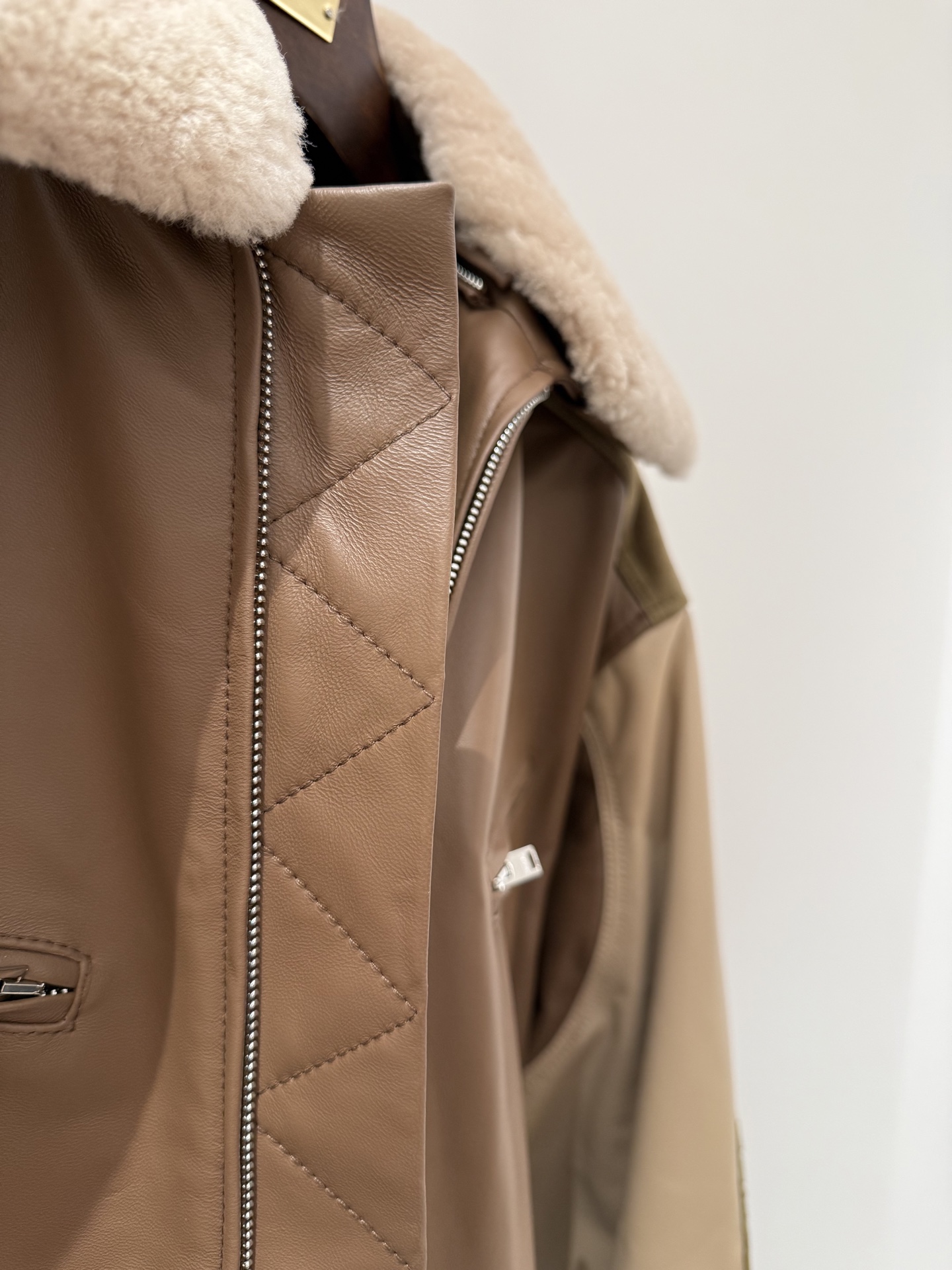 Bottega Veneta Lambskin Leather Jacket with Detachable Wool Collar 9 i1756104527334 138 0 7