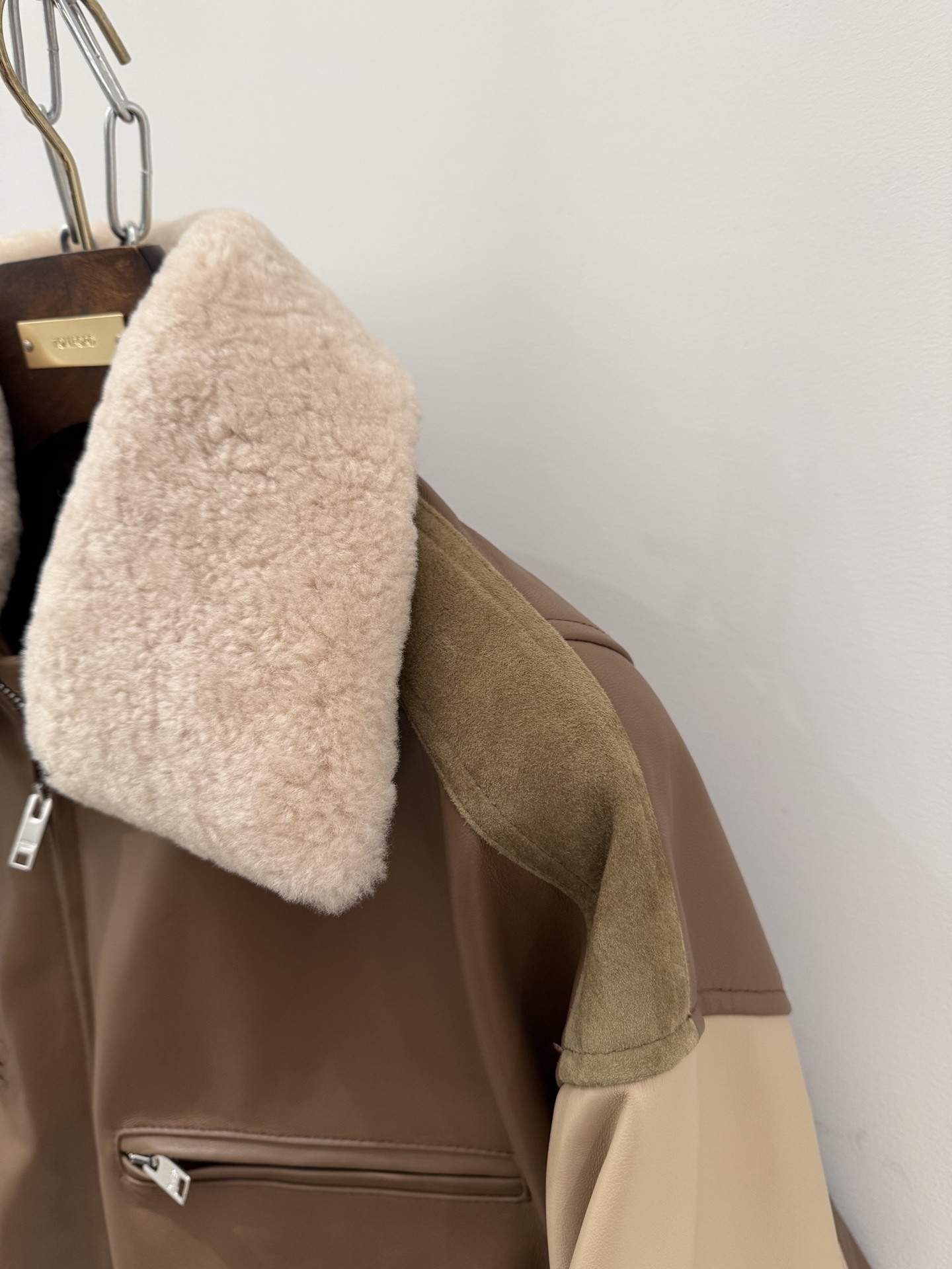 Bottega Veneta Lambskin Leather Jacket with Detachable Wool Collar 10 i1756104527346 135 0 8