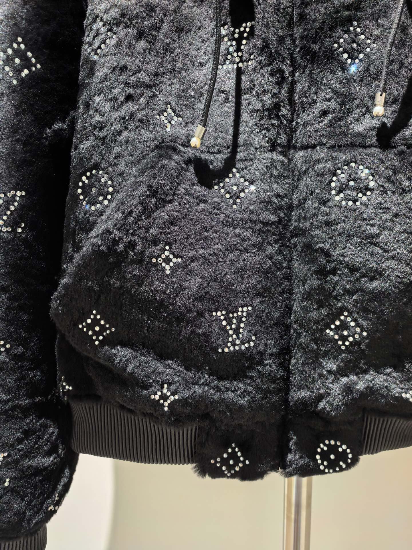 Luxury Sheepskin & Wool Blend Gloves with Handcrafted Rhinestone Detail 11 i1757406879110 4811 0 9