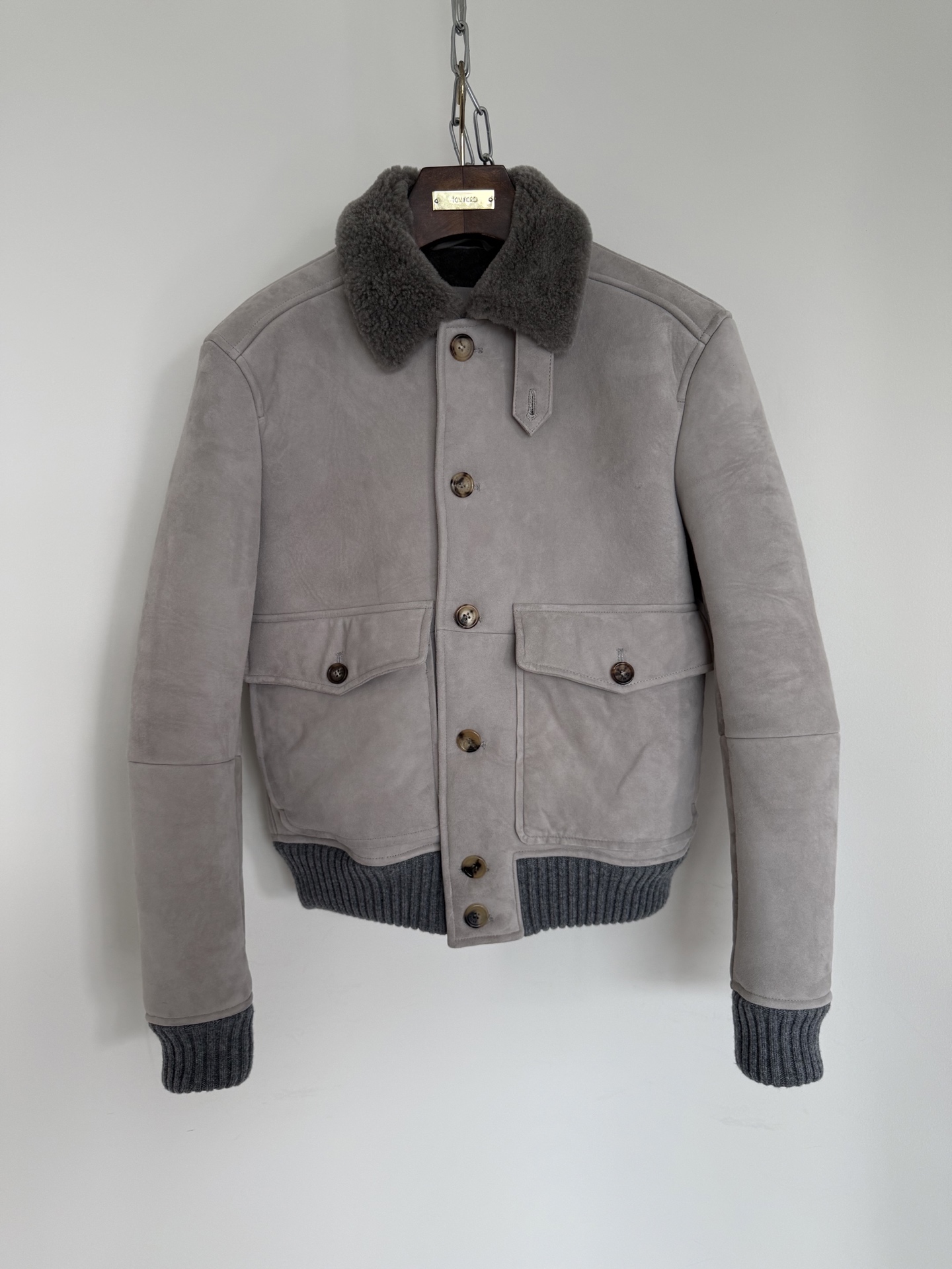 NO:573262,Pre-sale model bc fur integrated. Old customers all know the quality of our fur integrated. All furs are imported. The quality of domestic leather varies. There are also original versions. Original horn buckles. Minimalist classic style. Very thick. One piece is enough in winter. 48-56,,alexander wang19860909预售款 bc 皮毛一体 老客人都知道我们皮毛一体的质量 全部进口皮毛 国产的皮质量参差不齐 版型还有原版 原版牛角扣 极简经典款 非常厚实 冬天一件就够了 48-56,,alexander wang,Men's clothing