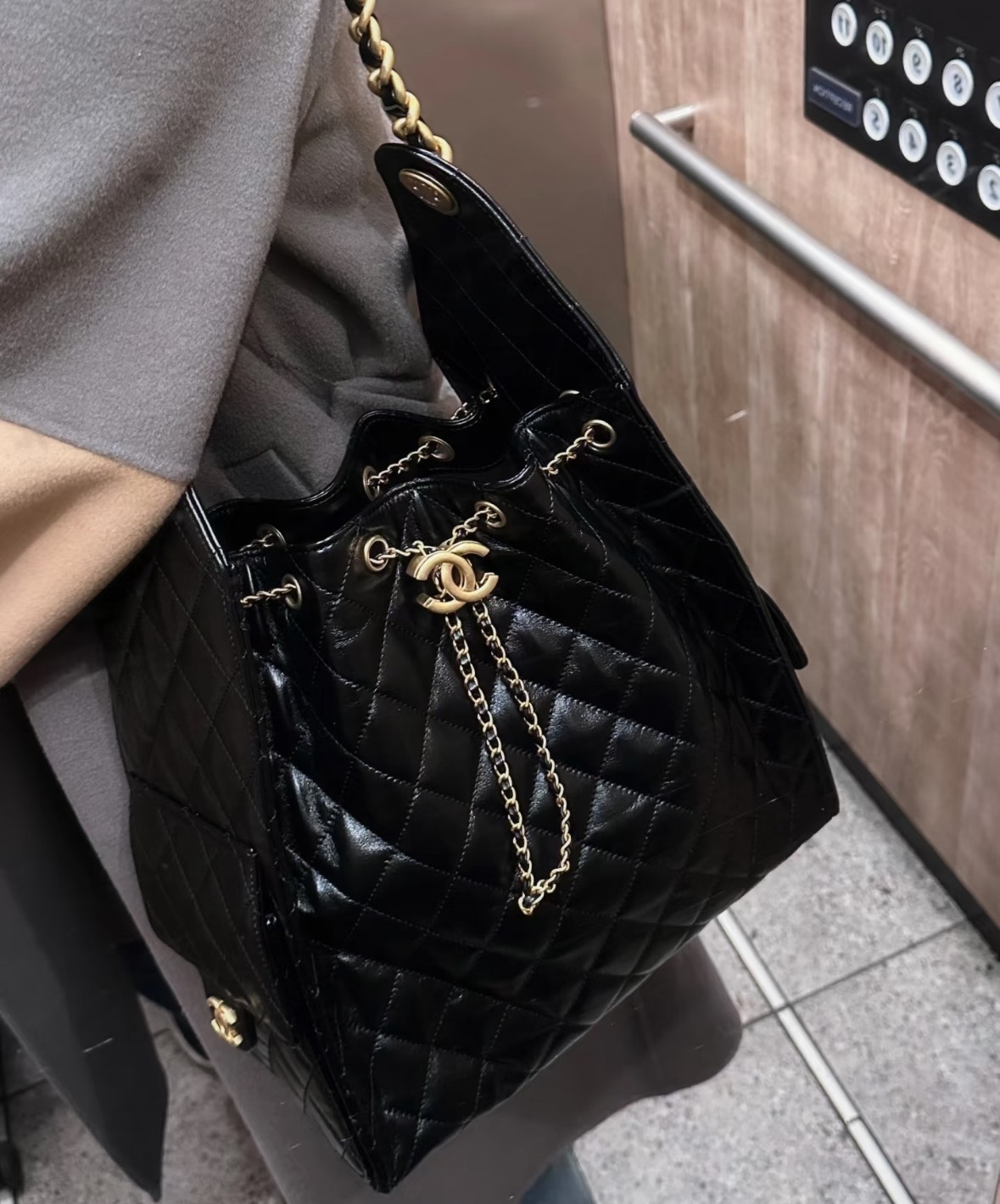 샤넬 25 C 블랙 골드 호보 가방 141380 썸네일 이미지