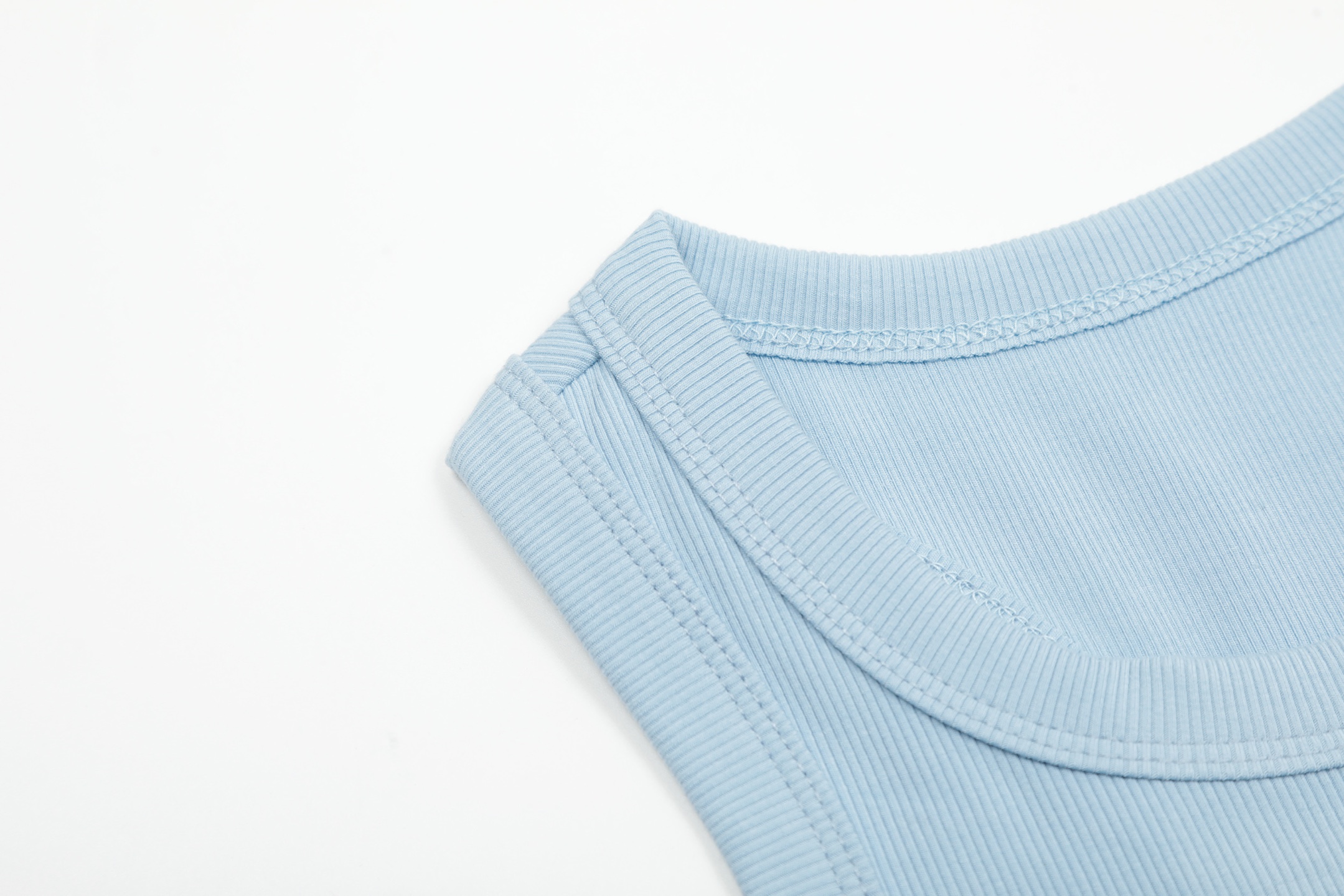 ALO Yoga Ribbed Crop Tank Top - Slim Fit, Comfort and Style for Women 4 i1744856055819 1799 0 2