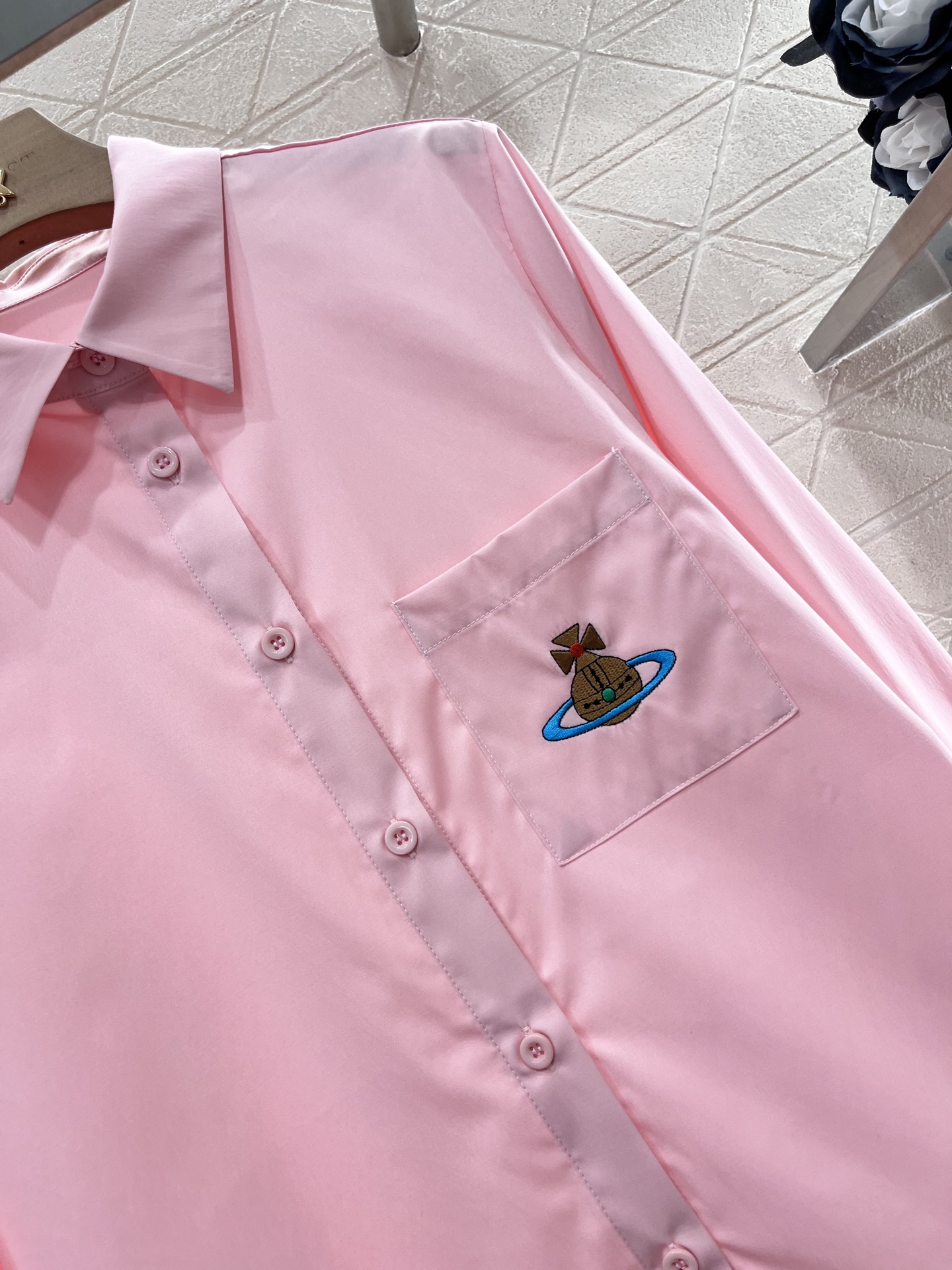 “Ferocious Women’s Suit and Saturn Embroidered Shirt: Vivienne West*2025 New Products Overview” - 图片 8