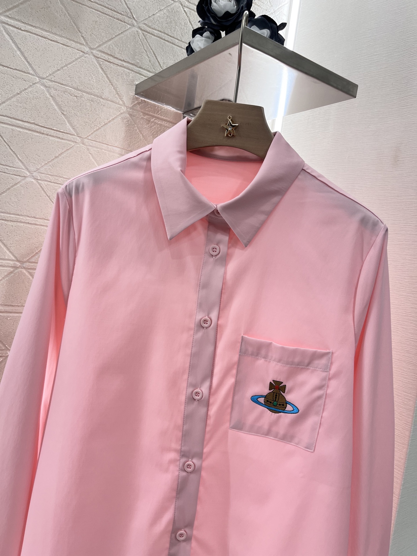 “Ferocious Women’s Suit and Saturn Embroidered Shirt: Vivienne West*2025 New Products Overview” - 图片 3