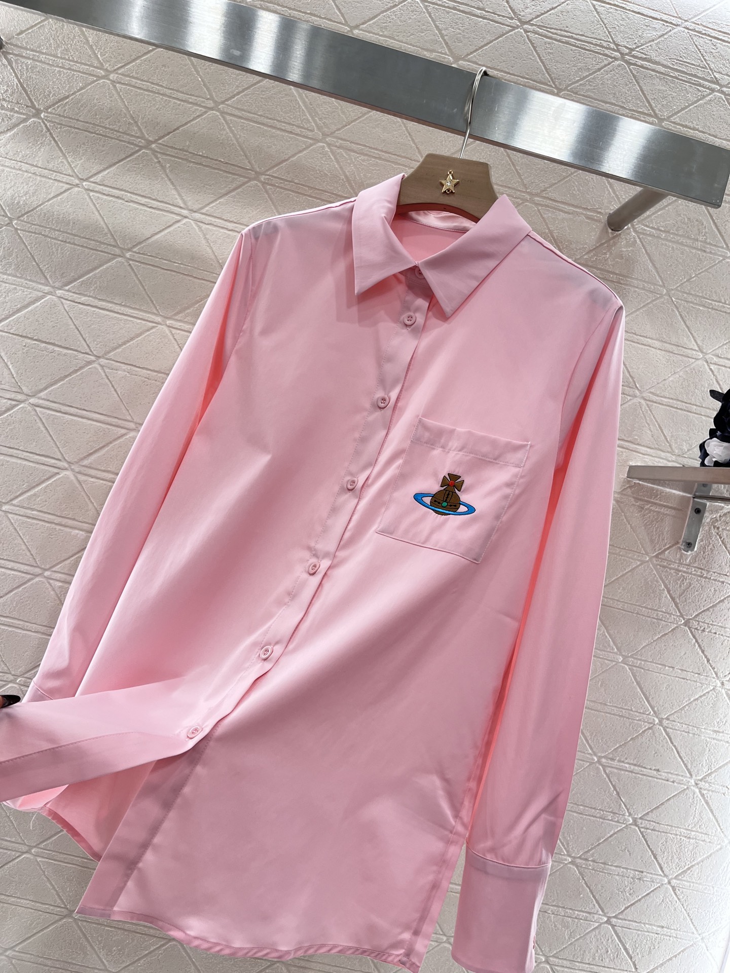 “Ferocious Women’s Suit and Saturn Embroidered Shirt: Vivienne West*2025 New Products Overview” - 图片 5
