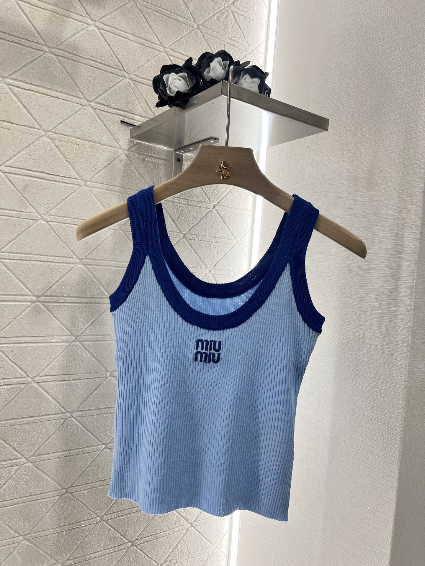 ♥Miumi*♥2025新品上架
  吊带针织开衫两件套
定制YB天丝纱线织造 质感高级舒适 撞色吊带背