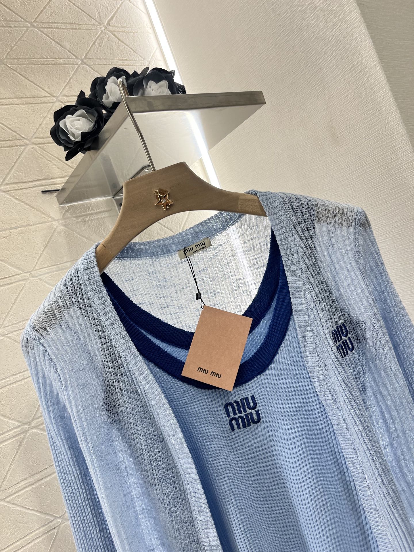 ♥Miumi*♥2025新品上架
  吊带针织开衫两件套
定制YB天丝纱线织造 质感高级舒适 撞色吊带背