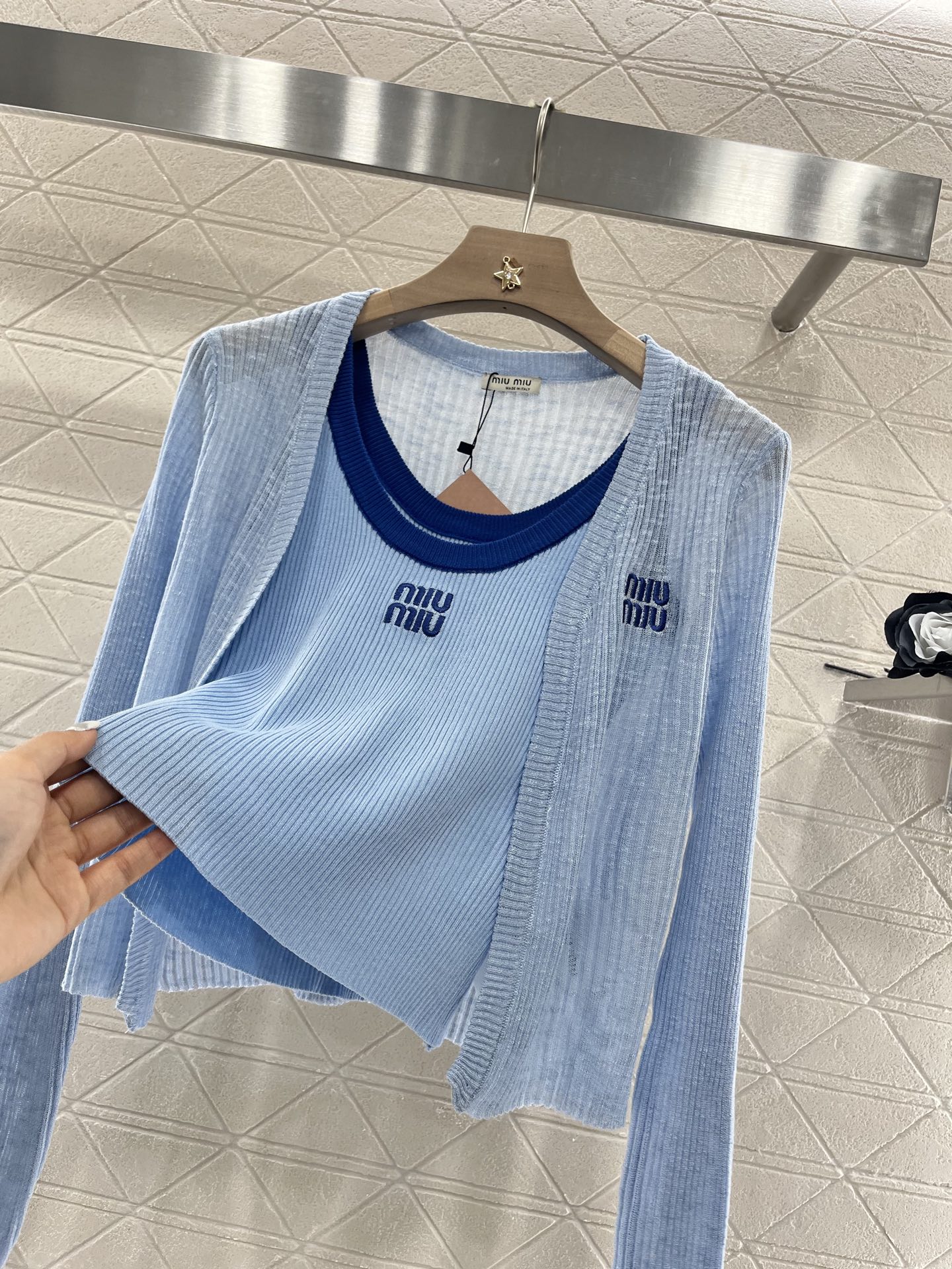 ♥Miumi*♥2025新品上架
  吊带针织开衫两件套
定制YB天丝纱线织造 质感高级舒适 撞色吊带背