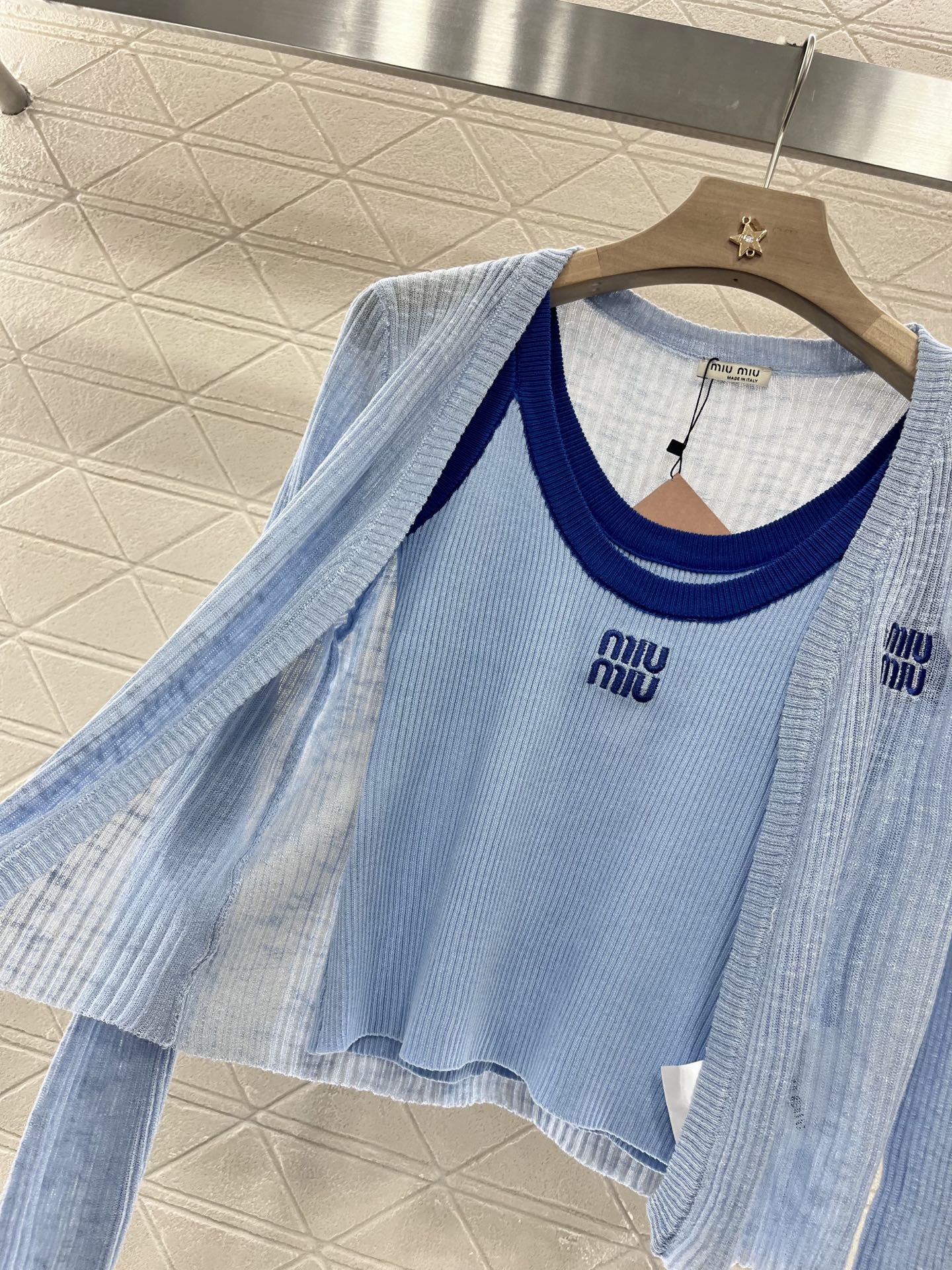♥Miumi*♥2025新品上架
  吊带针织开衫两件套
定制YB天丝纱线织造 质感高级舒适 撞色吊带背