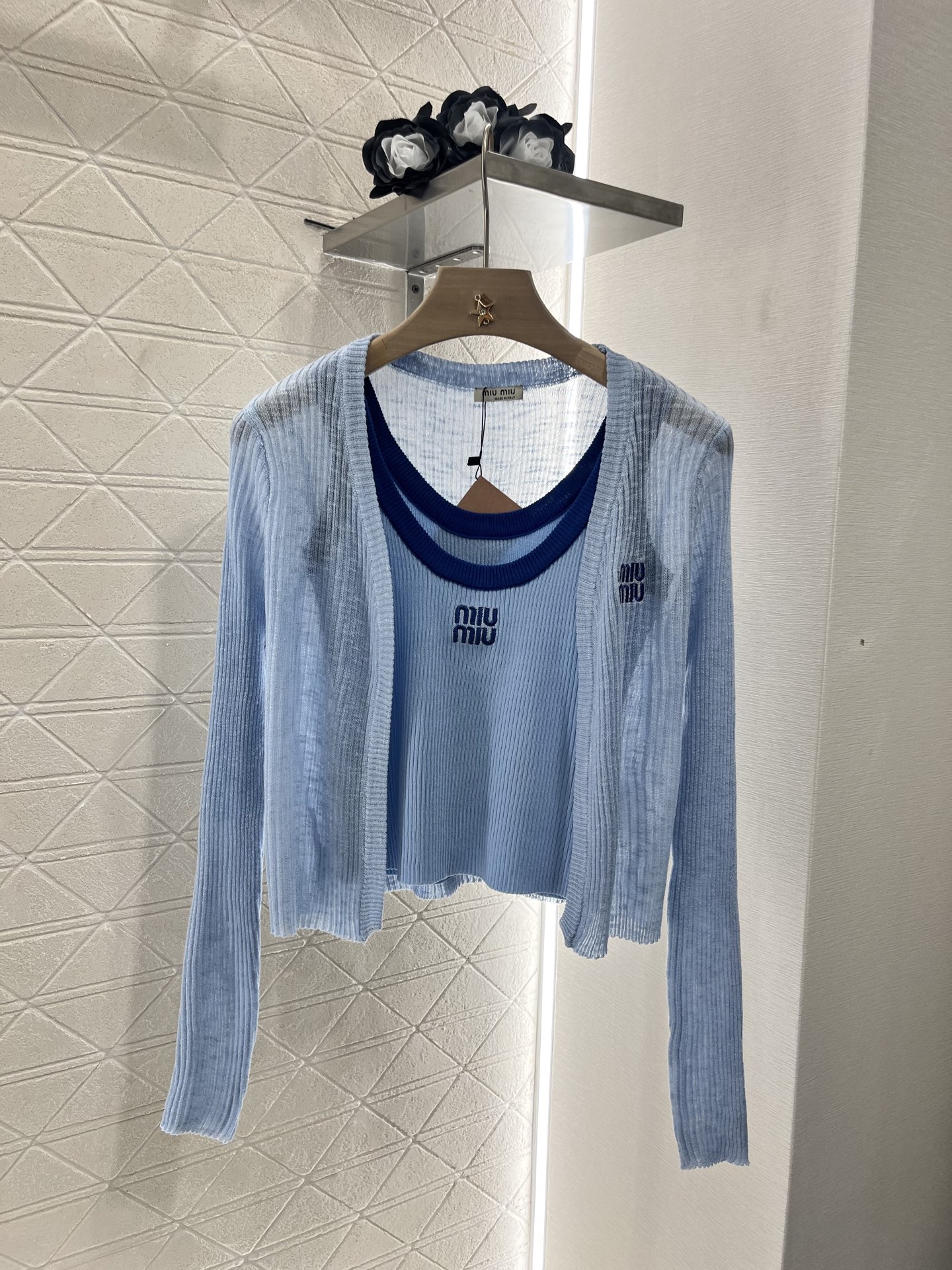 ♥Miumi*♥2025新品上架
  吊带针织开衫两件套
定制YB天丝纱线织造 质感高级舒适 撞色吊带背