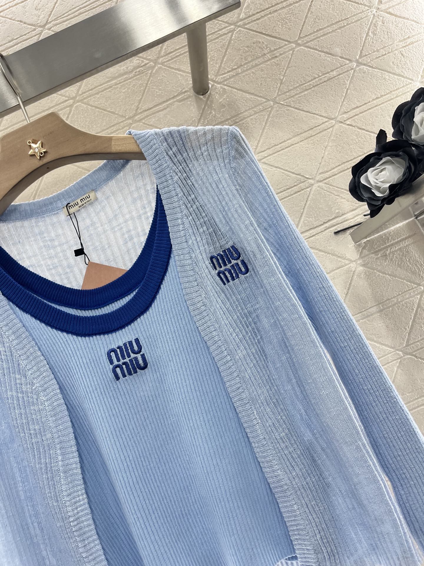 ♥Miumi*♥2025新品上架
  吊带针织开衫两件套
定制YB天丝纱线织造 质感高级舒适 撞色吊带背