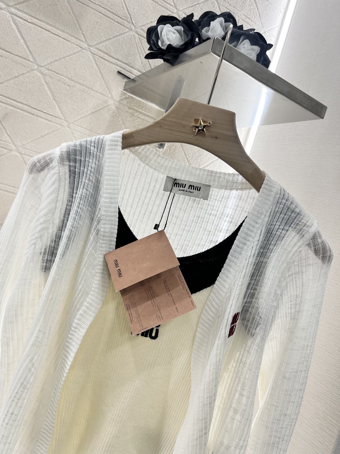 ♥Miumi*♥2025新品上架
  吊带针织开衫两件套
定制YB天丝纱线织造 质感高级舒适 撞色吊带背