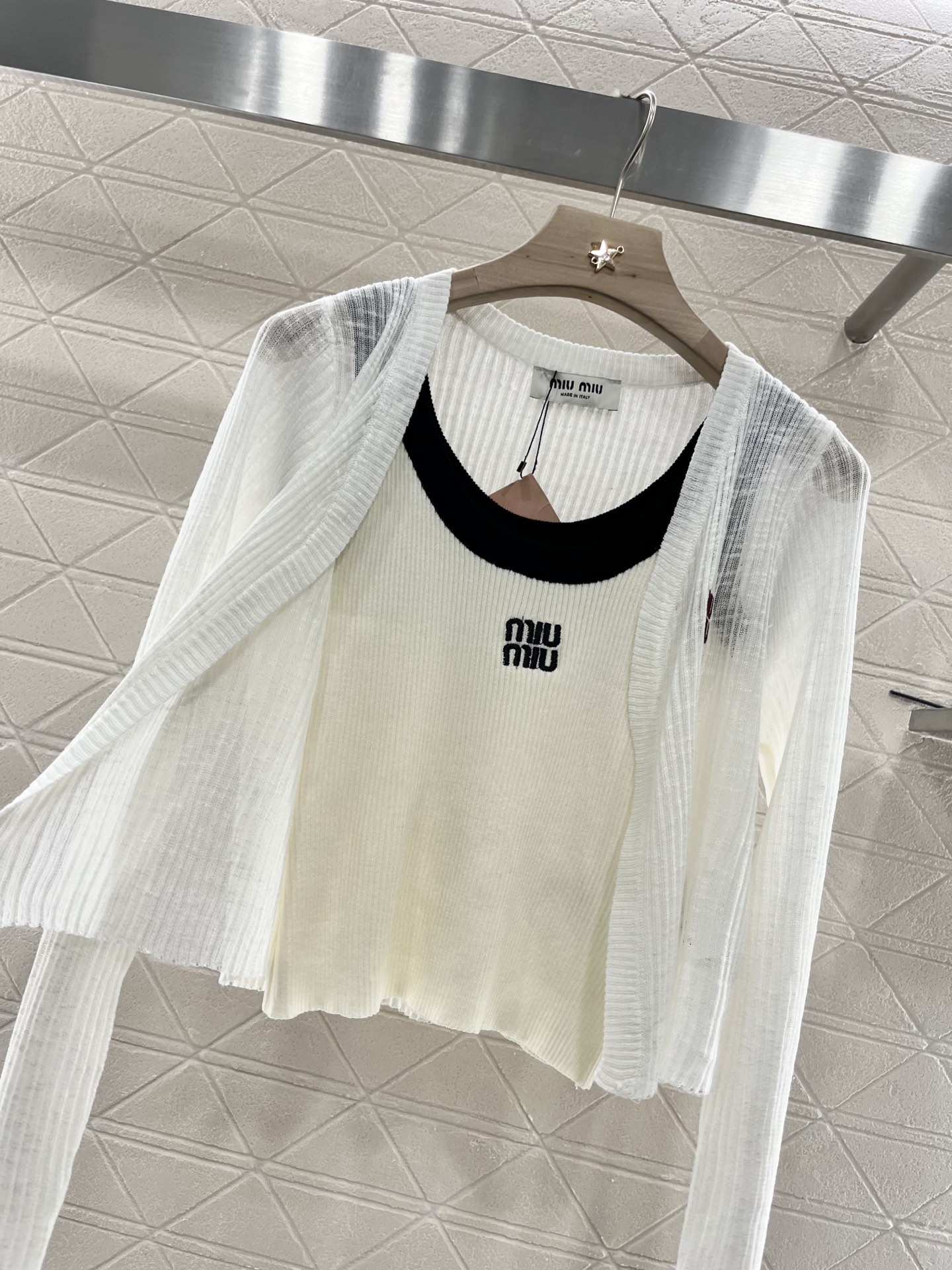 ♥Miumi*♥2025新品上架
  吊带针织开衫两件套
定制YB天丝纱线织造 质感高级舒适 撞色吊带背