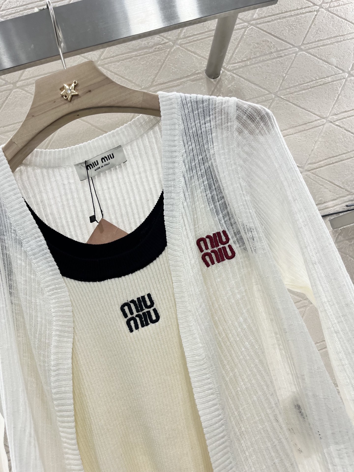 ♥Miumi*♥2025新品上架
  吊带针织开衫两件套
定制YB天丝纱线织造 质感高级舒适 撞色吊带背