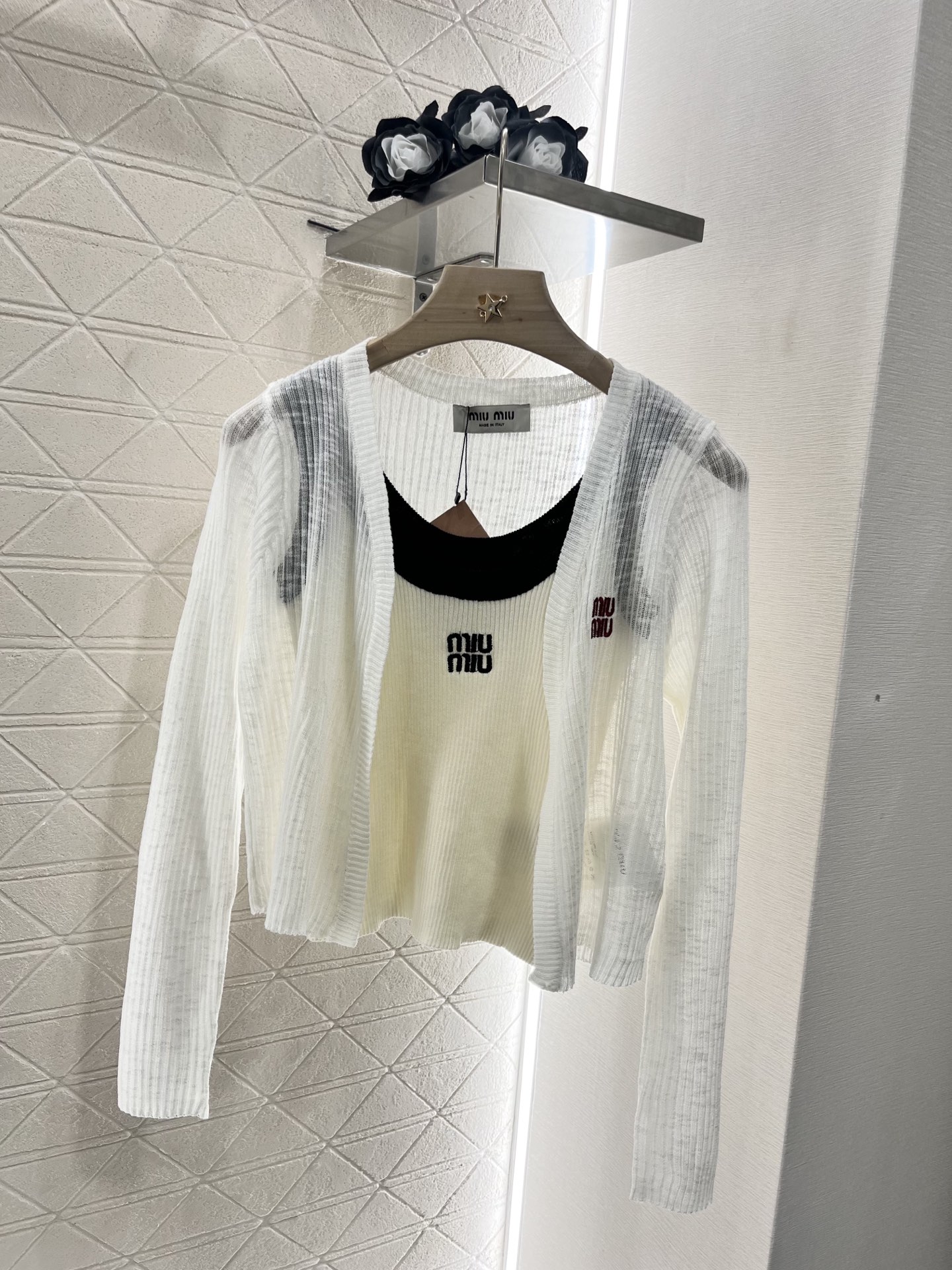 ♥Miumi*♥2025新品上架
  吊带针织开衫两件套
定制YB天丝纱线织造 质感高级舒适 撞色吊带背