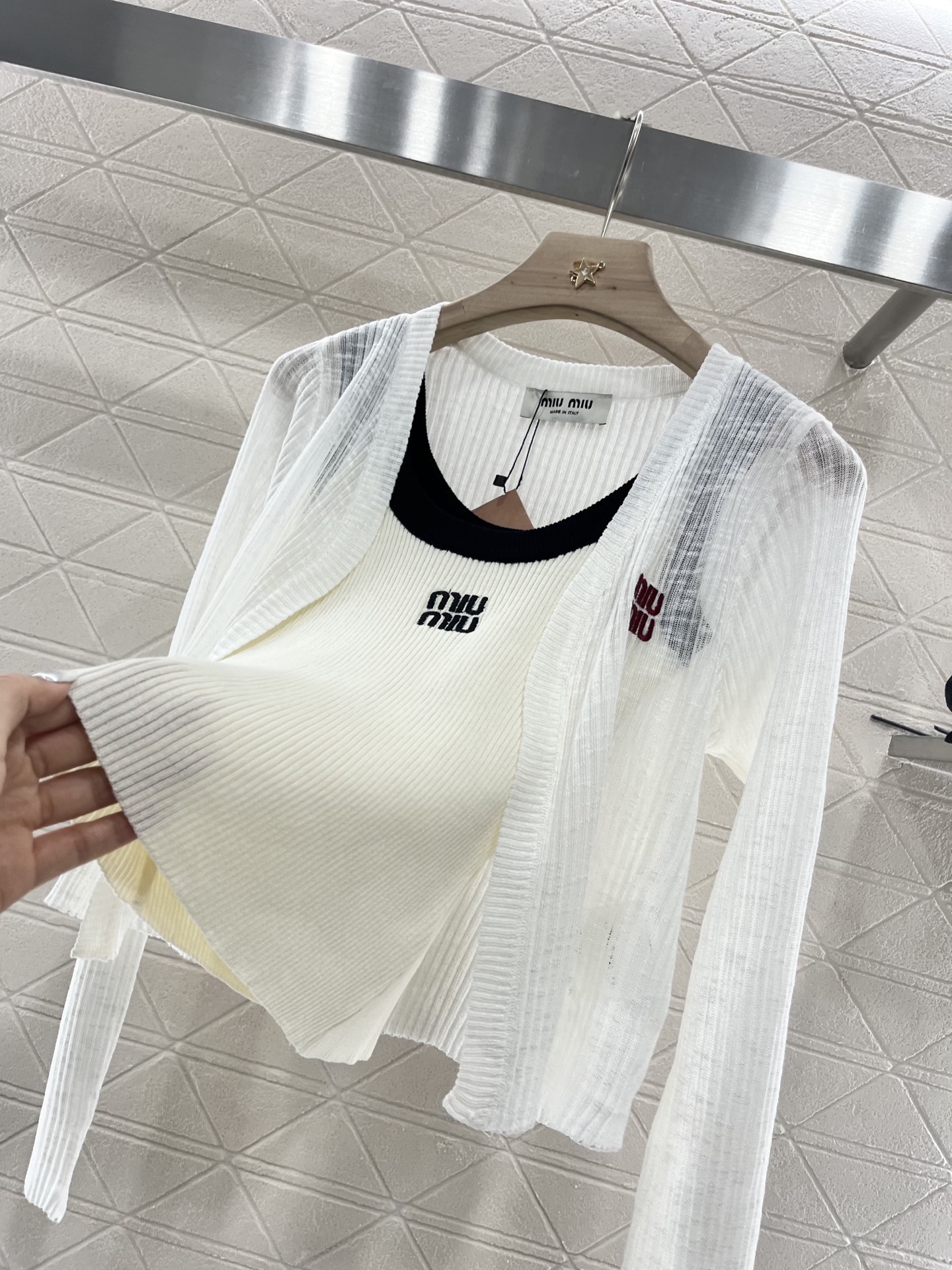 ♥Miumi*♥2025新品上架
  吊带针织开衫两件套
定制YB天丝纱线织造 质感高级舒适 撞色吊带背