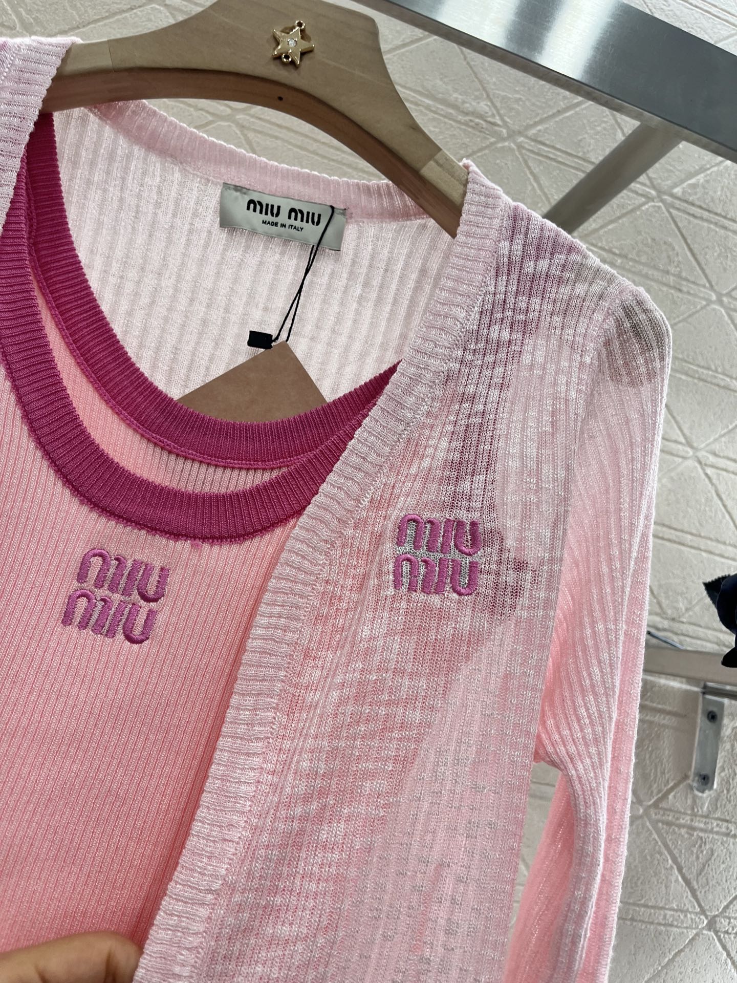 ♥Miumi*♥2025新品上架
  吊带针织开衫两件套
定制YB天丝纱线织造 质感高级舒适 撞色吊带背