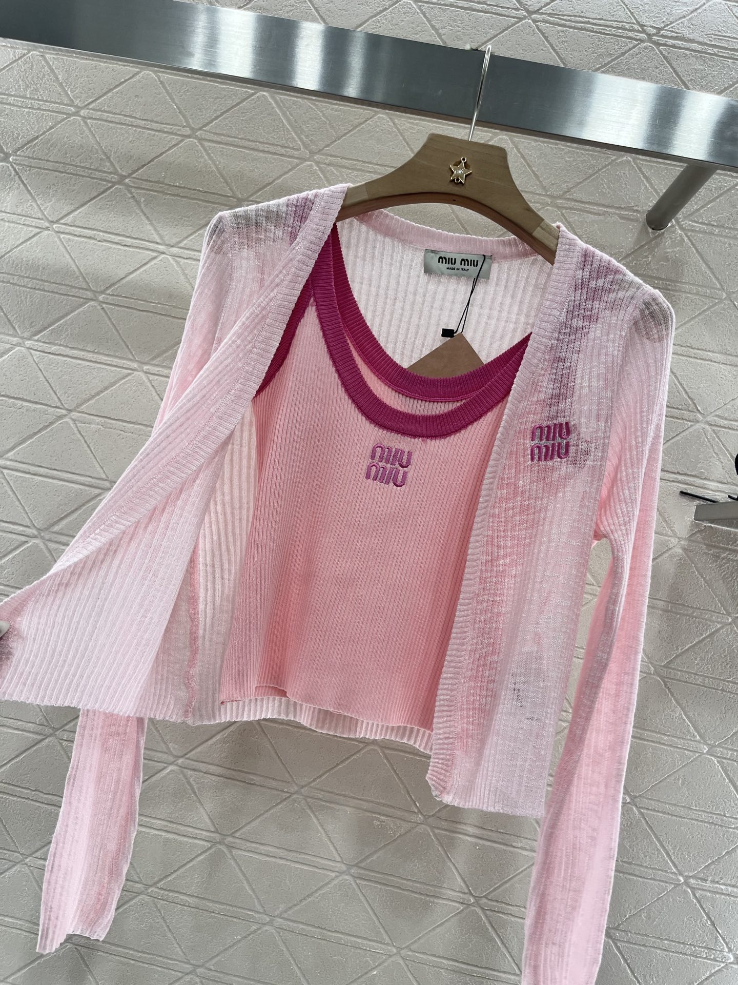 ♥Miumi*♥2025新品上架
  吊带针织开衫两件套
定制YB天丝纱线织造 质感高级舒适 撞色吊带背