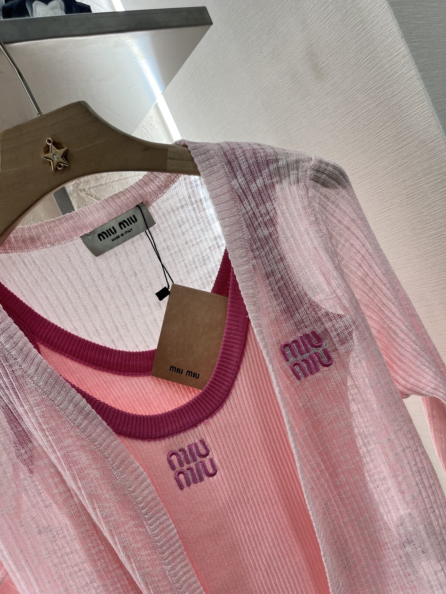 ♥Miumi*♥2025新品上架
  吊带针织开衫两件套
定制YB天丝纱线织造 质感高级舒适 撞色吊带背