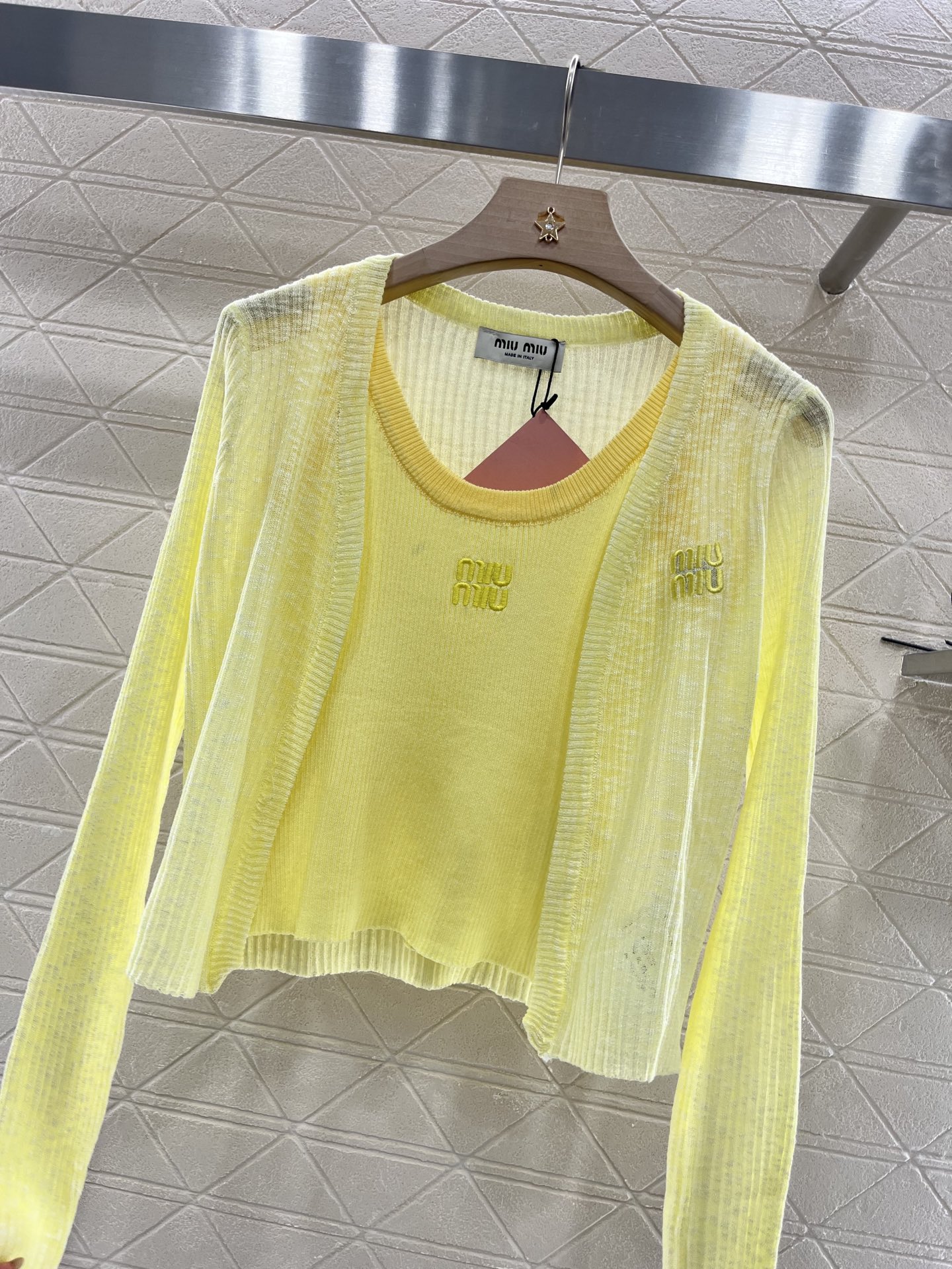 ♥Miumi*♥2025新品上架
  吊带针织开衫两件套
定制YB天丝纱线织造 质感高级舒适 撞色吊带背