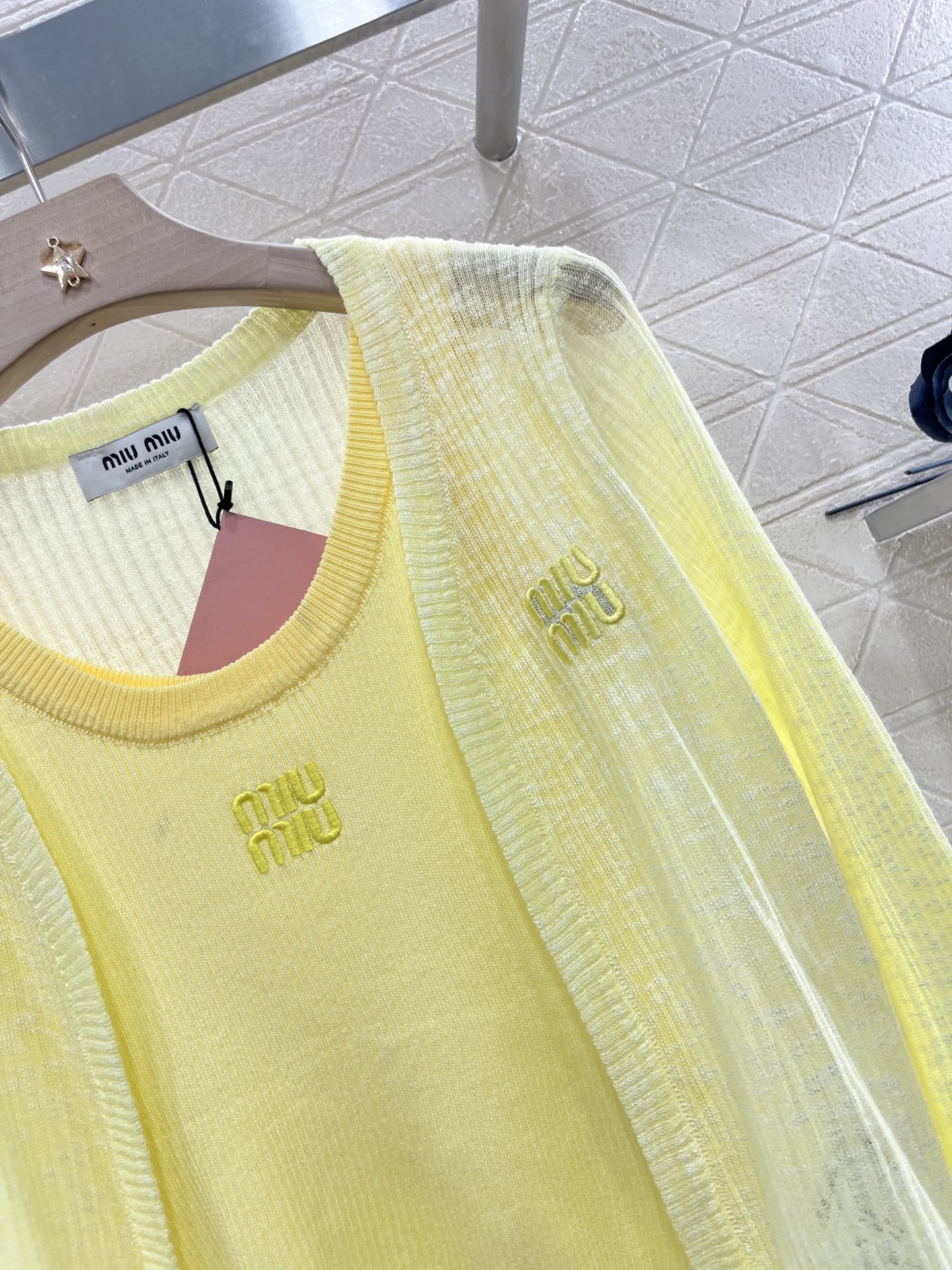 ♥Miumi*♥2025新品上架
  吊带针织开衫两件套
定制YB天丝纱线织造 质感高级舒适 撞色吊带背