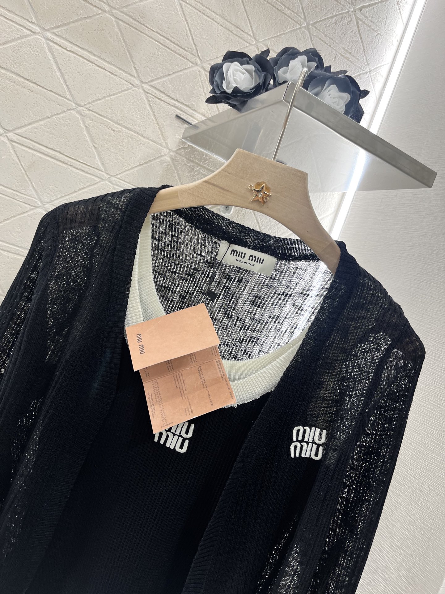 ♥Miumi*♥2025新品上架
  吊带针织开衫两件套
定制YB天丝纱线织造 质感高级舒适 撞色吊带背