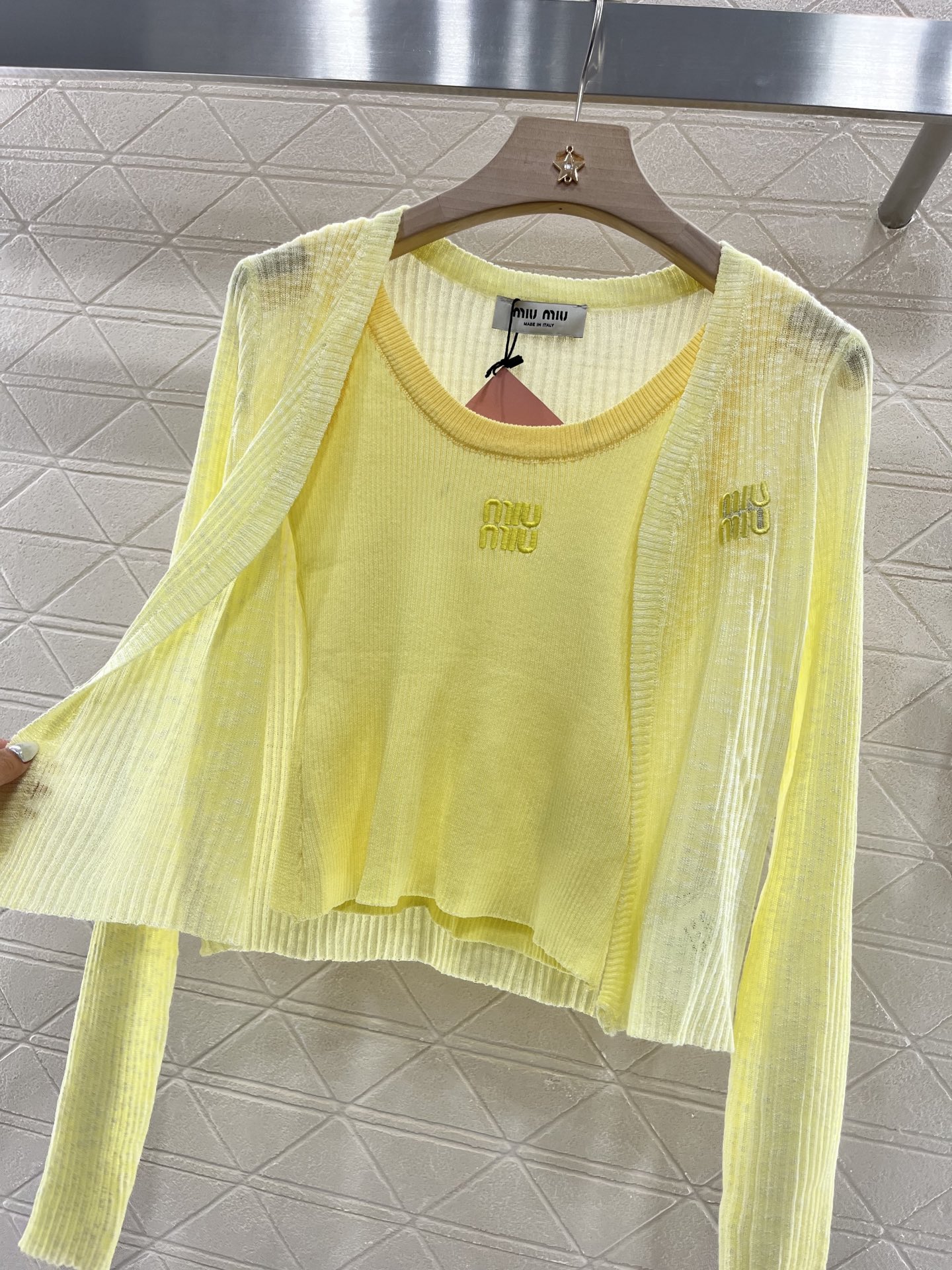 ♥Miumi*♥2025新品上架
  吊带针织开衫两件套
定制YB天丝纱线织造 质感高级舒适 撞色吊带背