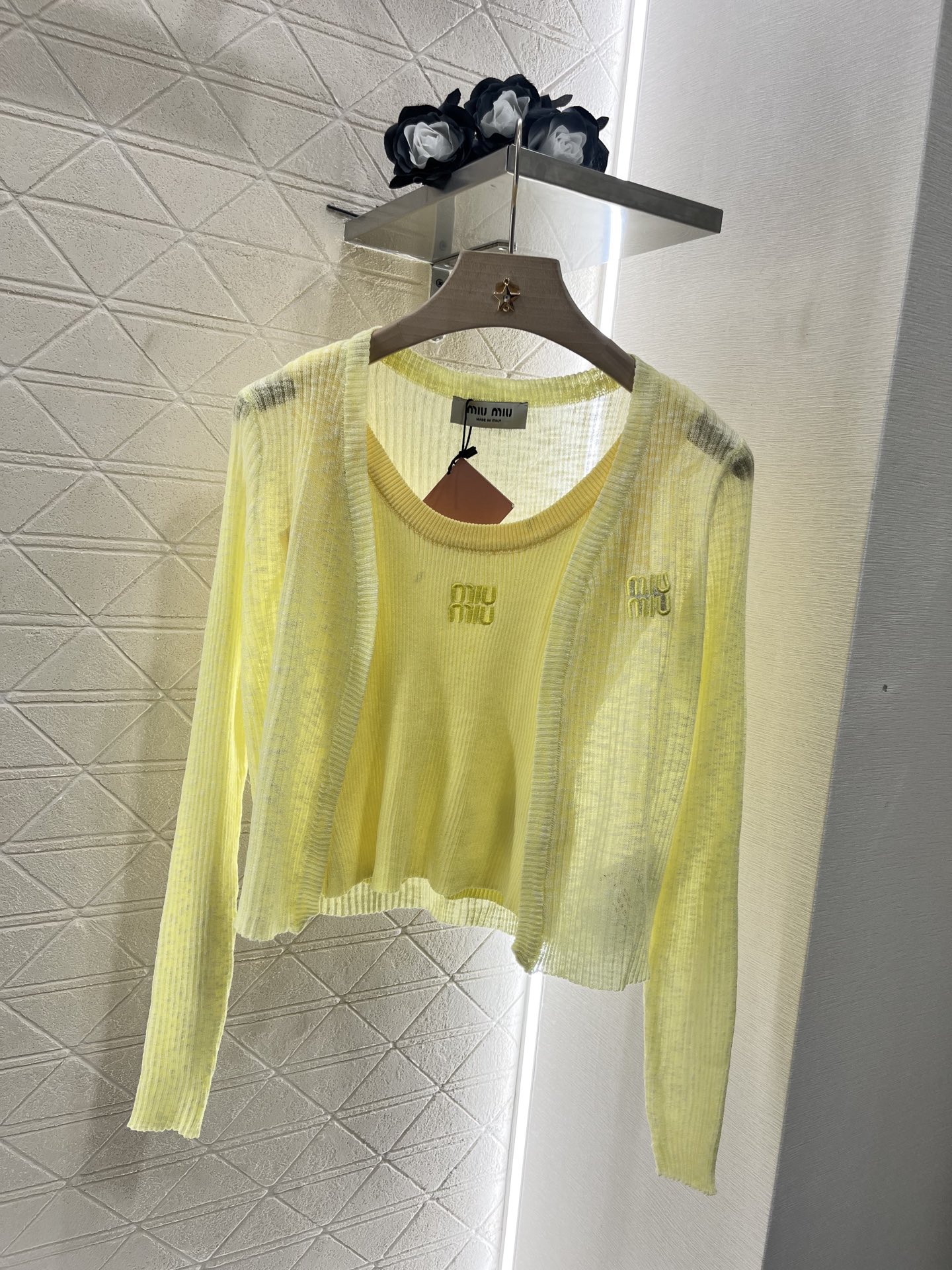 ♥Miumi*♥2025新品上架
  吊带针织开衫两件套
定制YB天丝纱线织造 质感高级舒适 撞色吊带背