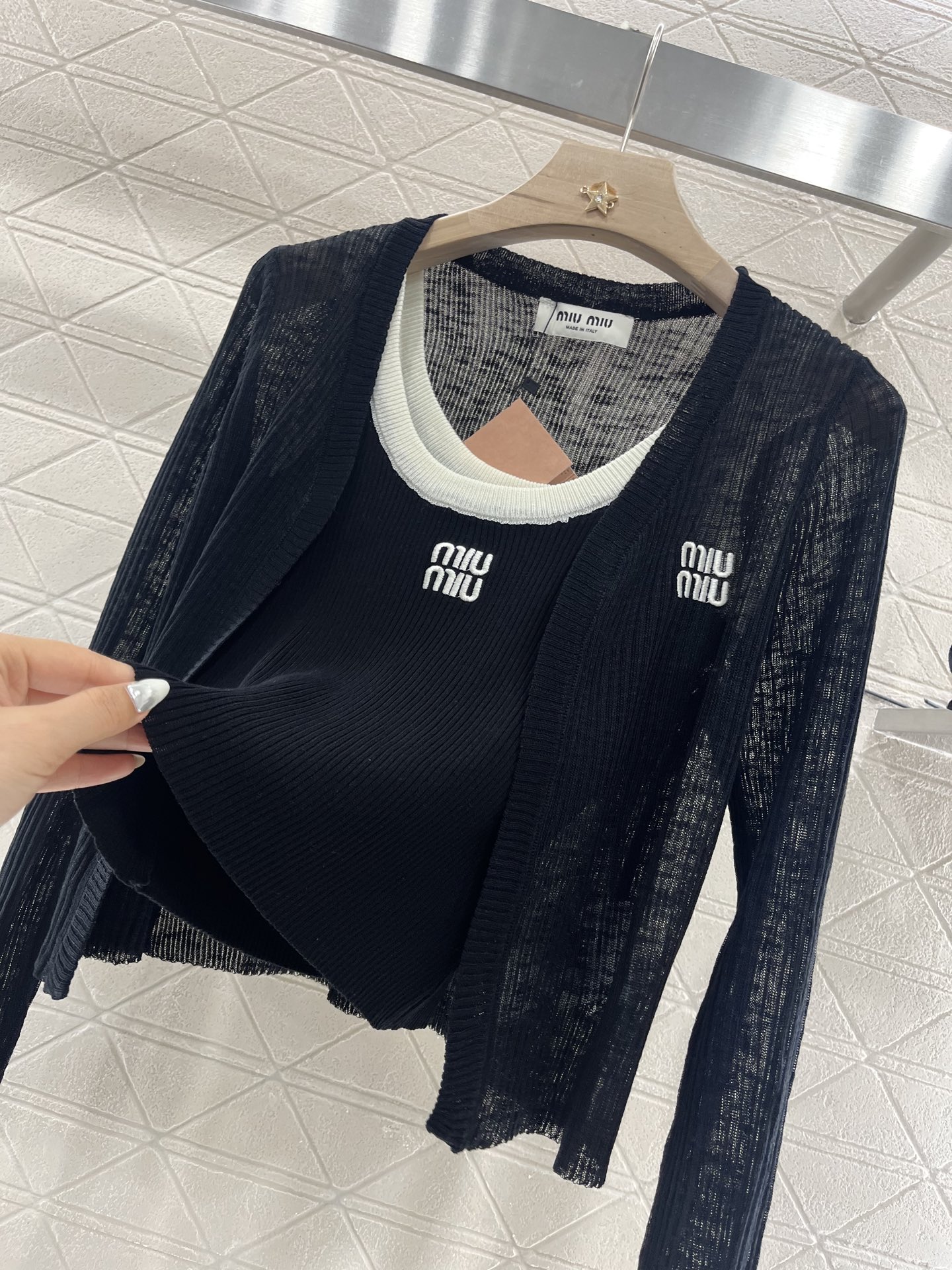 ♥Miumi*♥2025新品上架
  吊带针织开衫两件套
定制YB天丝纱线织造 质感高级舒适 撞色吊带背